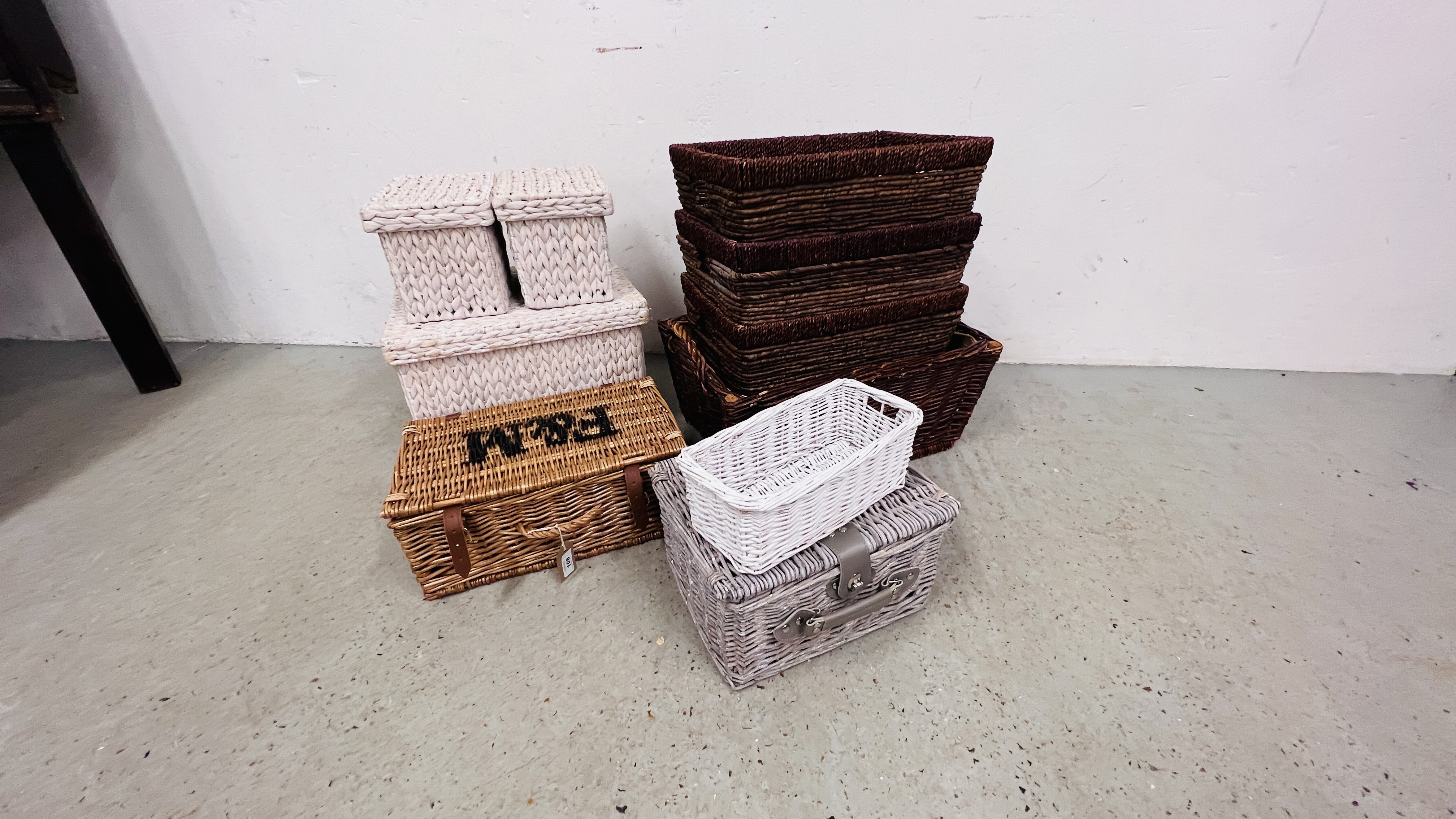 A COLLECTION OF ASSORTED STORAGE BASKETS (10)