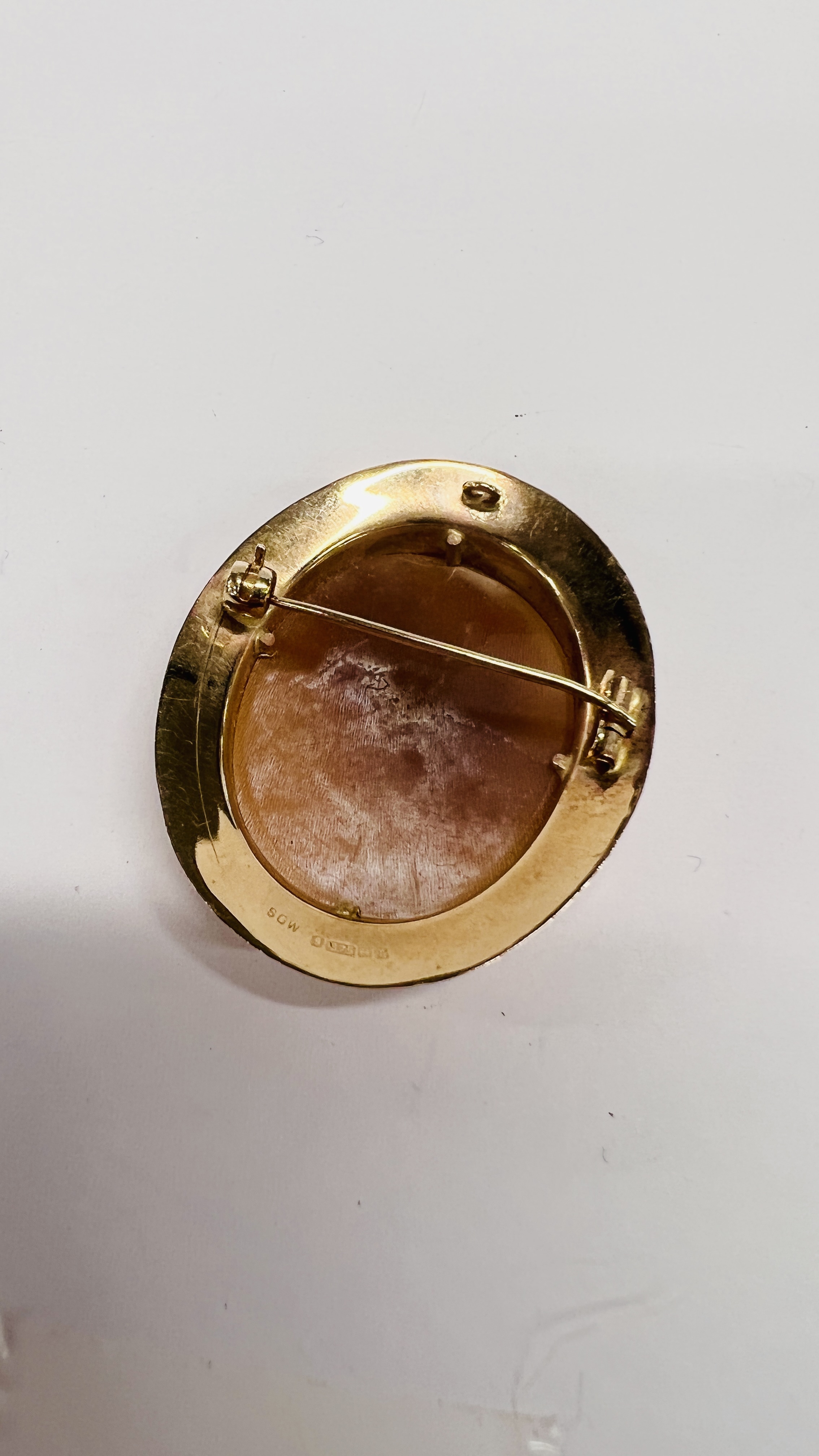 A SHELL CAMEO PENDANT / BROOCH IN 9CT GOLD FRAME. - Image 6 of 7