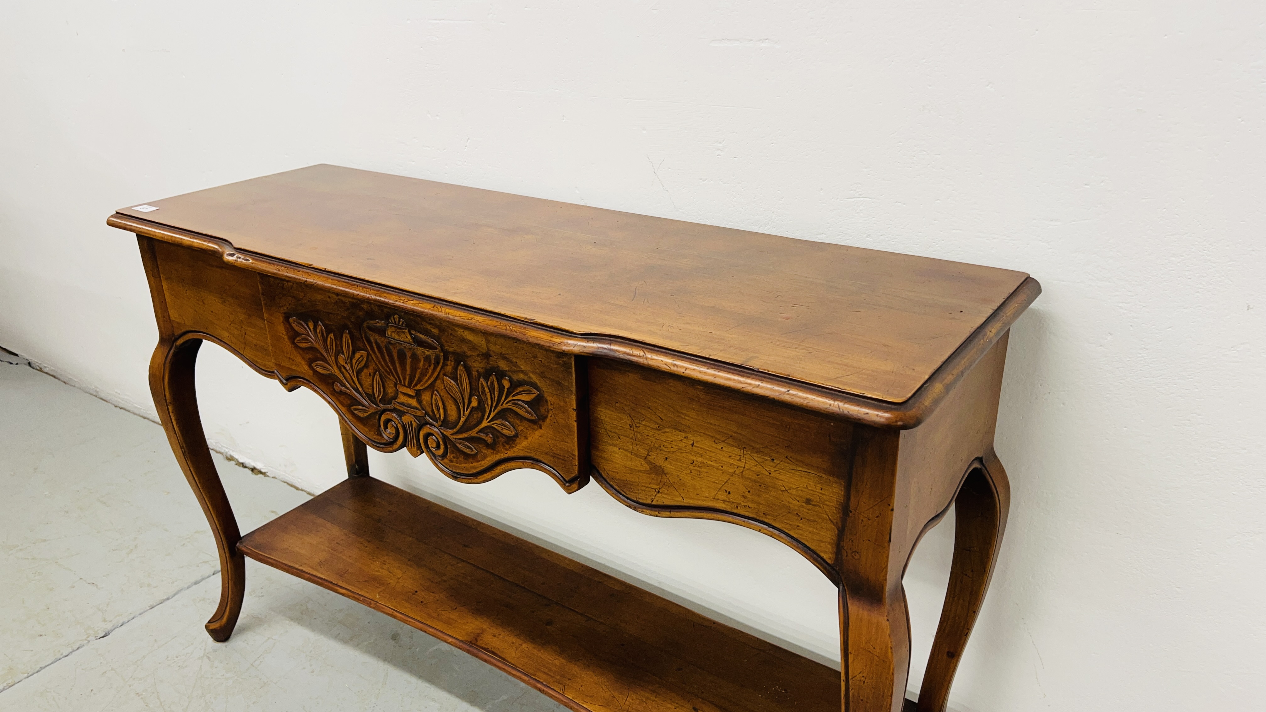 REPRODUCTION MAHOGANY SIDE TABLE WITH CENTRAL CONCEALED DRAWER AND SHELF BELOW WIDTH 118CM. - Image 2 of 9