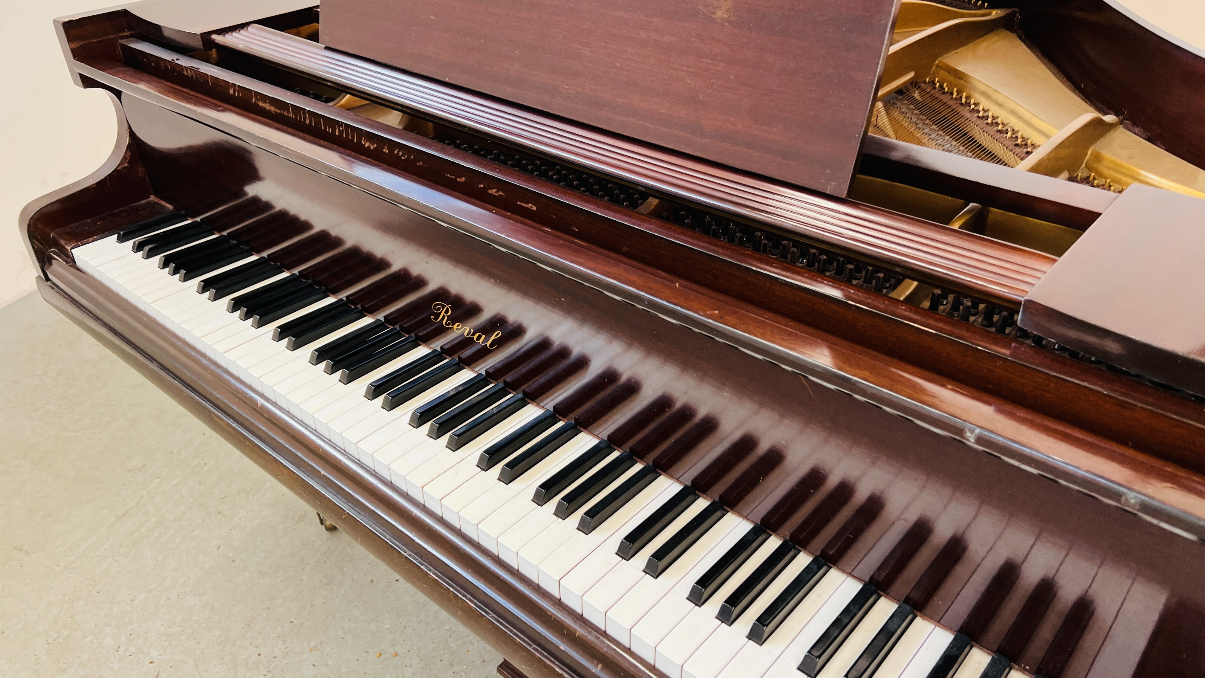 A REVAL BABY GRAND PIANO. - Image 3 of 20