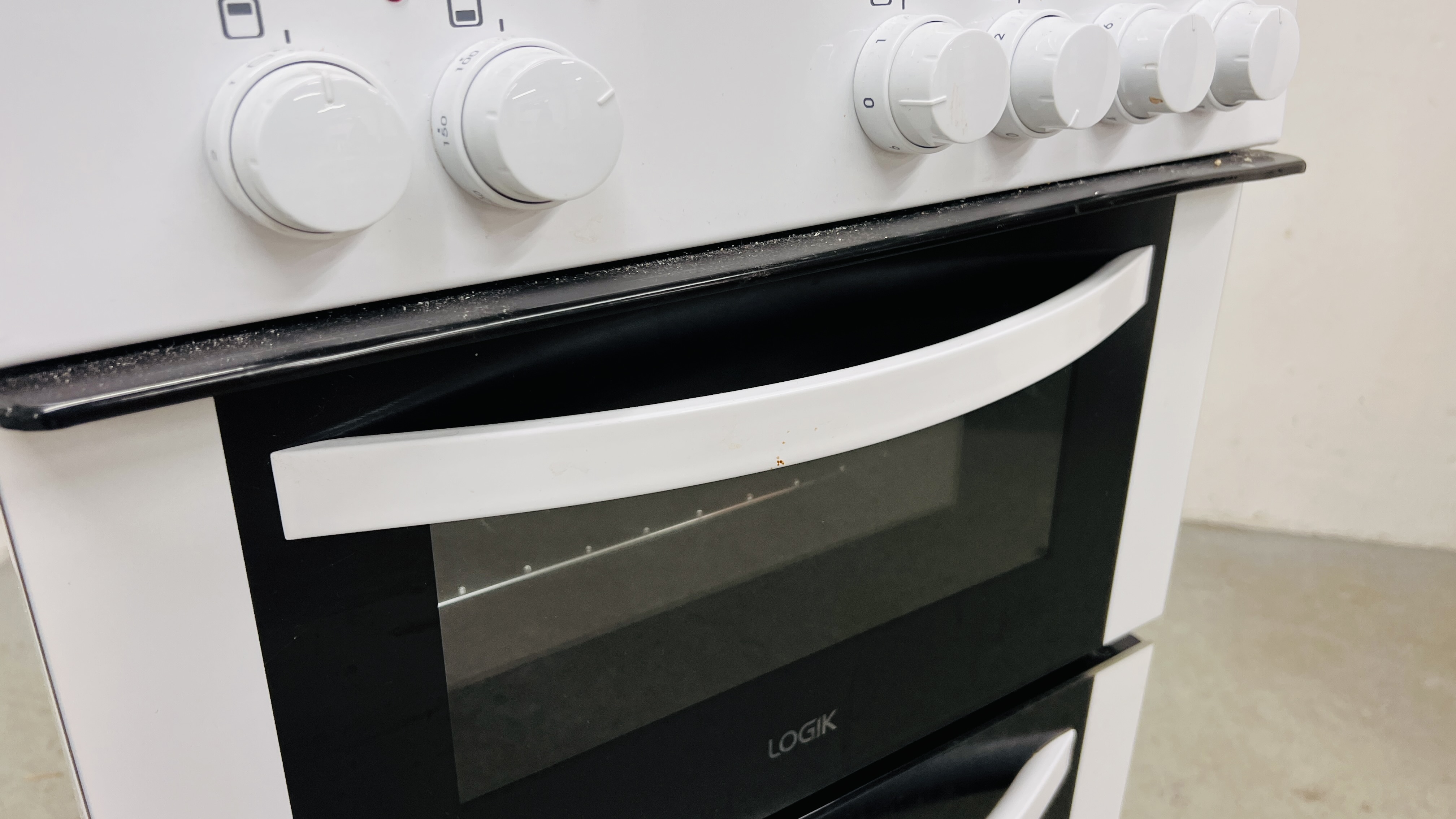 LOGIK ELECTRIC OVEN - SOLD AS SEEN. - Image 7 of 10