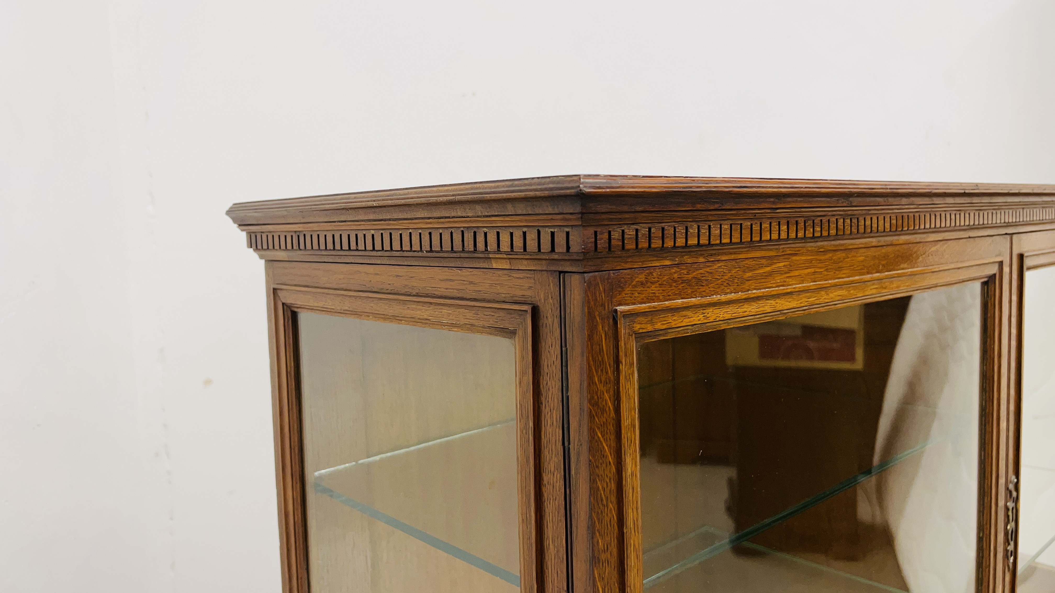 AN EDWARDIAN OAK GLAZED DISPLAY CABINET ABOVE A TWO DRAWER AND OPEN SHELF BASE WIDTH 122CM. - Image 5 of 20