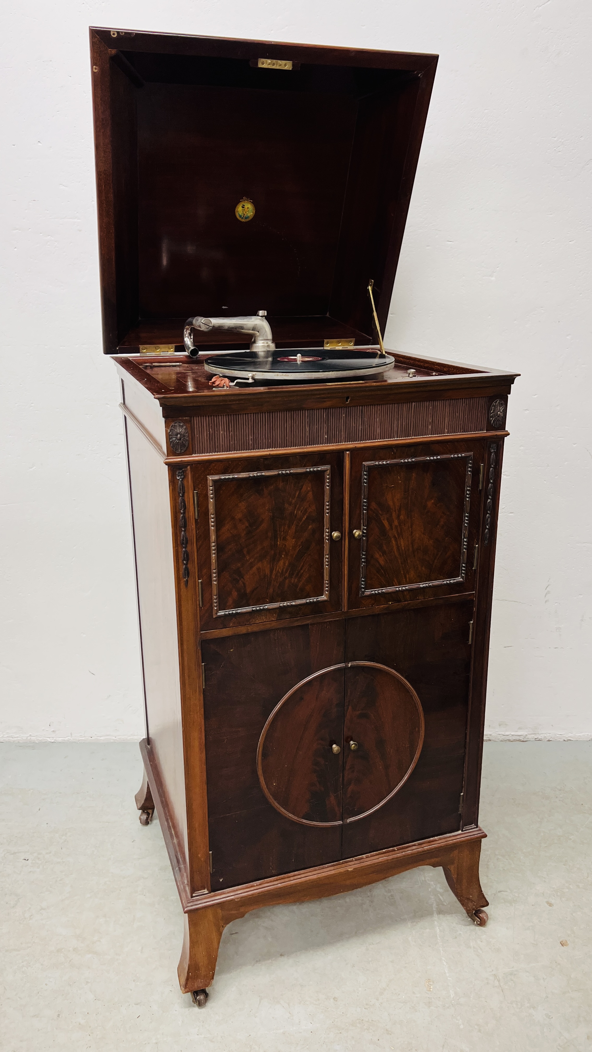 AN EARLY C20TH MAHOGANY CASED GRAMOPHONE, W 53CM, D 50CM, H 110CM.