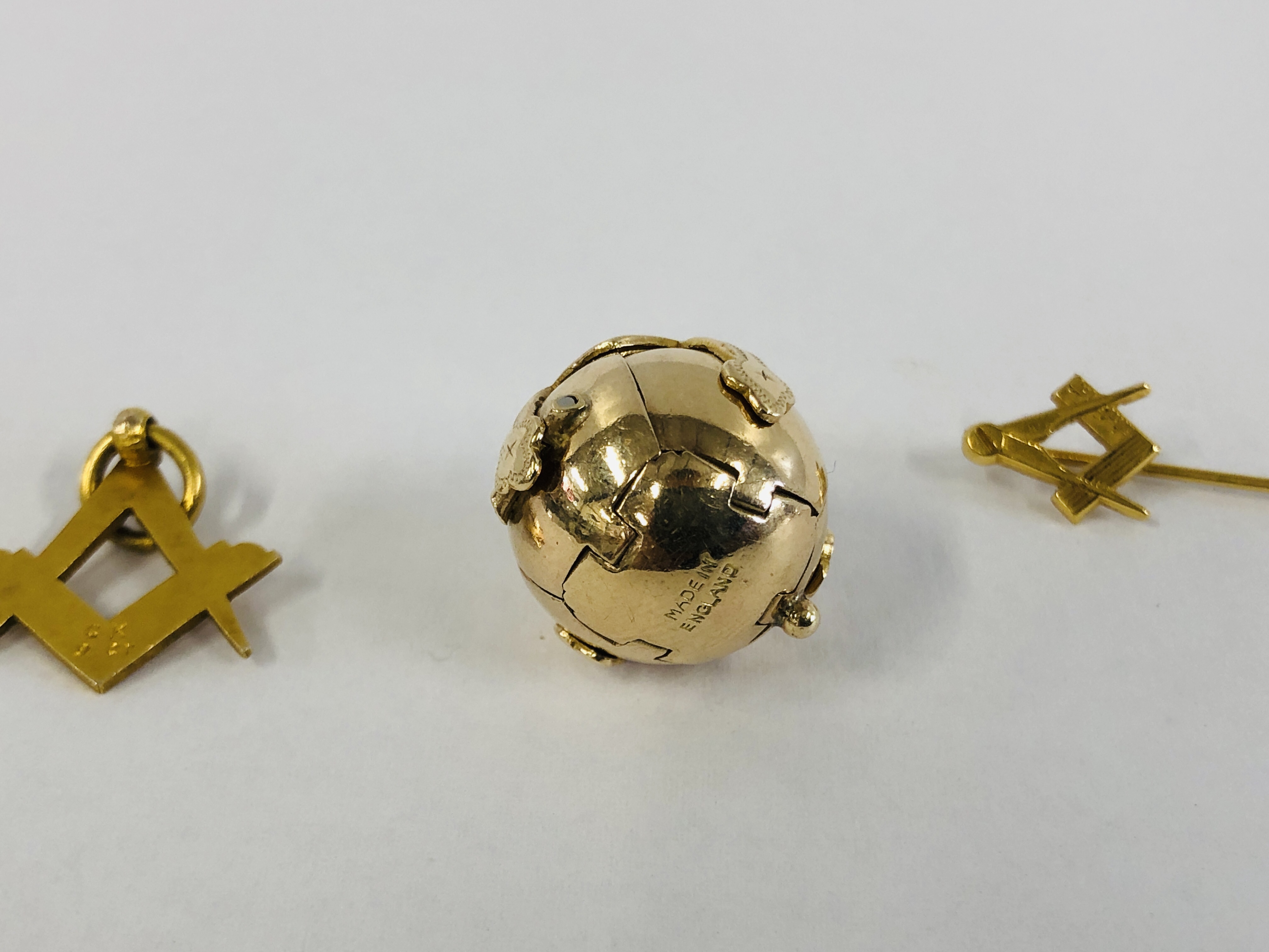 9CT. GOLD MASONIC JEWELLERY TO INCLUDE TWO PENDANTS AND A STICK PIN, 9CT. - Image 8 of 12