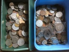 HEAVY ACCUMULATION GB AND OVERSEAS COINS IN TUB AND METAL CASH TIN, A FEW BANKNOTES,