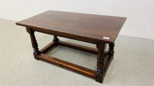 A SOLID OAK COFFEE TABLE W 94CM, D 50CM, H 45CM.