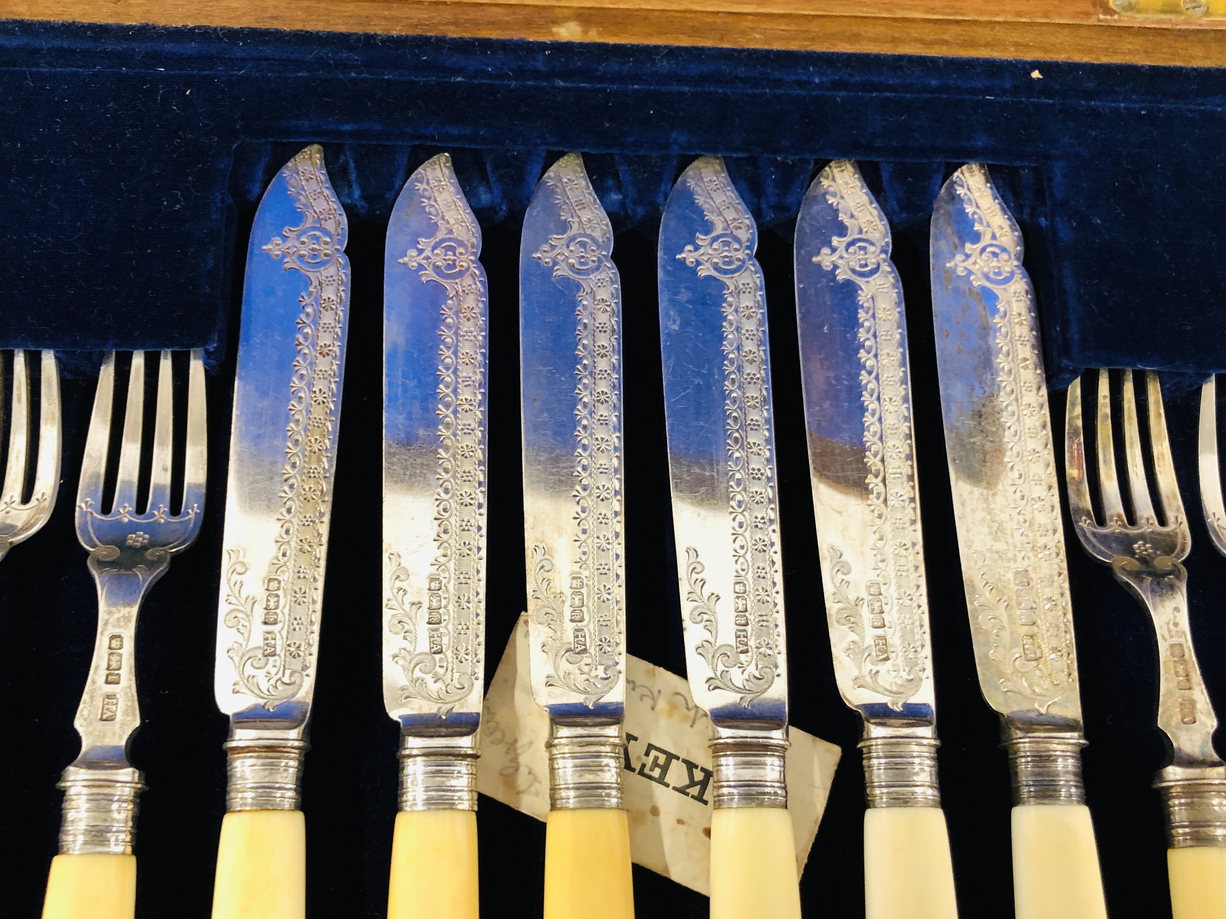 MAHOGANY CASED SET OF SILVER FISH CUTLERY COMPRISING SHEFFIELD 1902 THE HANDLES BONE - Image 3 of 9
