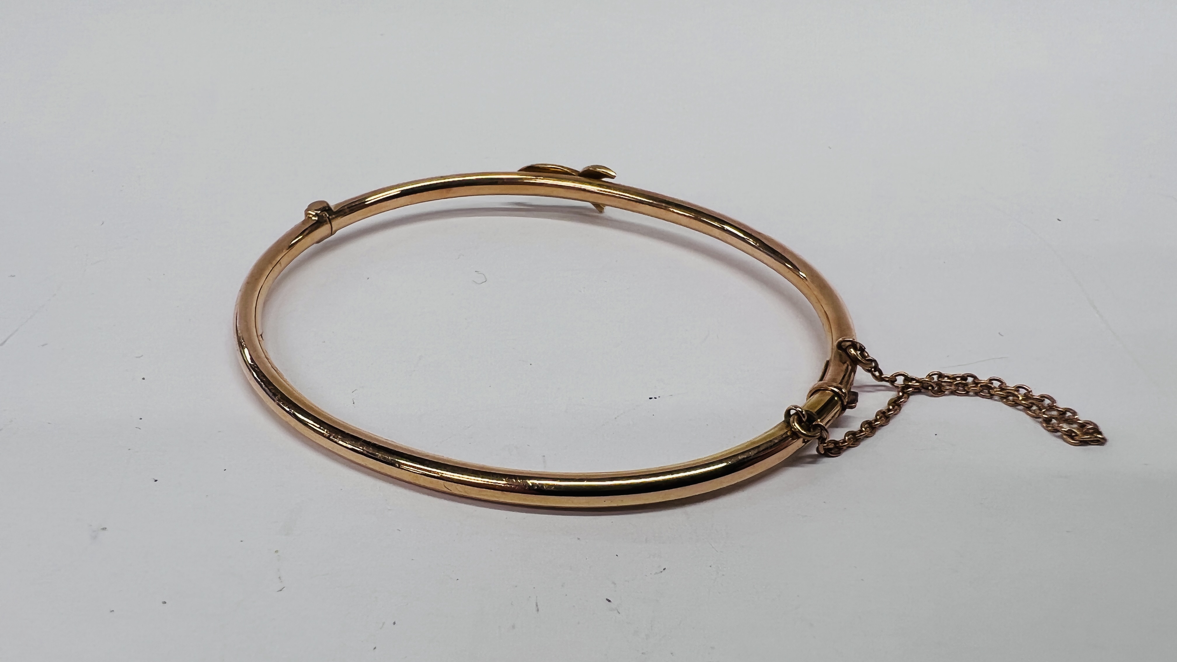 A 15CT GOLD BANGLE, MOUNTED WITH SEED PEARLS IN LEATHER CASE. - Image 10 of 11