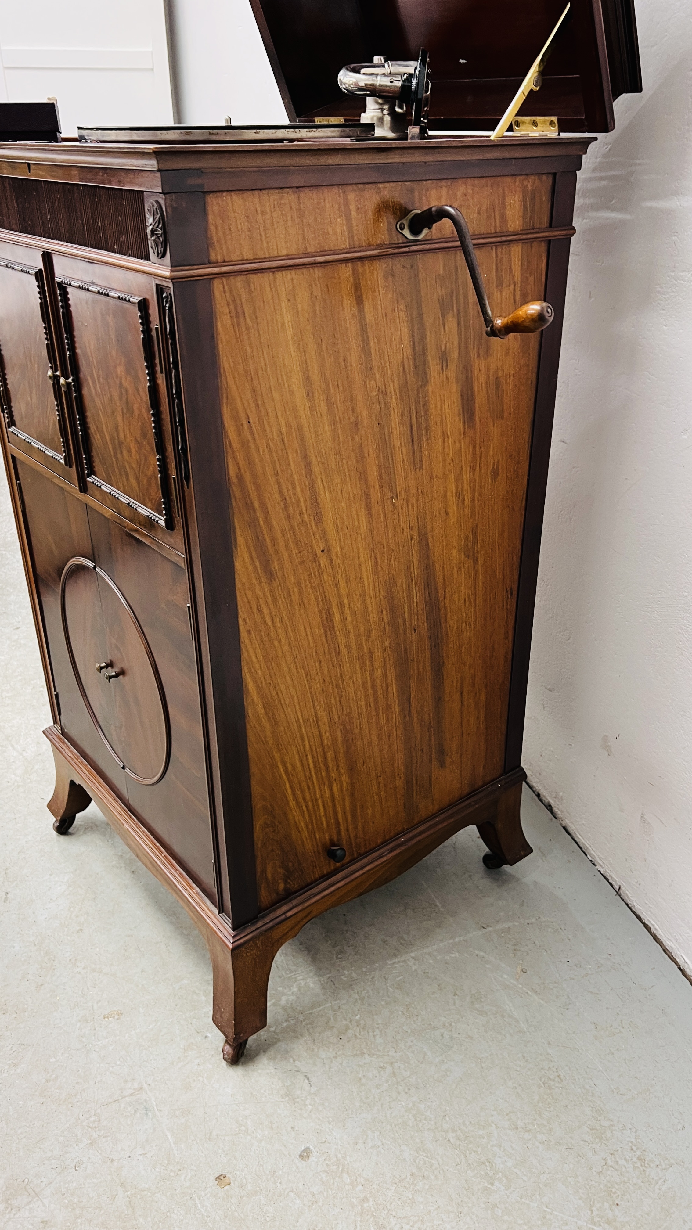 AN EARLY C20TH MAHOGANY CASED GRAMOPHONE, W 53CM, D 50CM, H 110CM. - Image 11 of 12