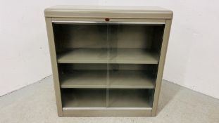 A VINTAGE HOWDEN STEEL EQUIPMENT BOOKCASE WITH SLIDING GLASS DOORS, W 89CM, D 31CM, H 92CM.