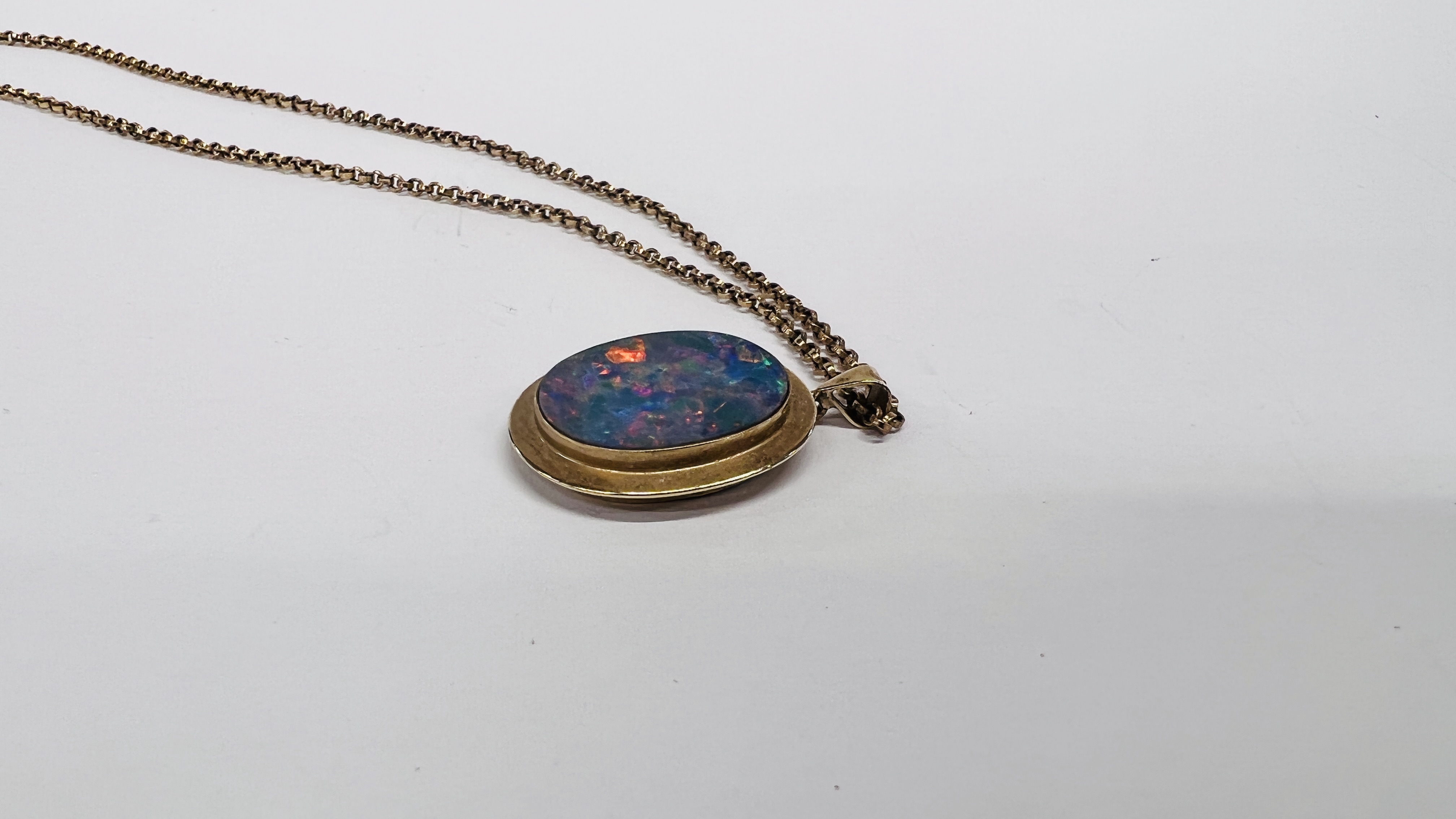 A 10CT PENDANT FRAMING AN OVAL OPAL ON A 9CT GOLD CHAIN. - Image 5 of 9