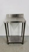 A SMALL STAINLESS STEEL TWO TIER CATERING PREPARATION TABLE.
