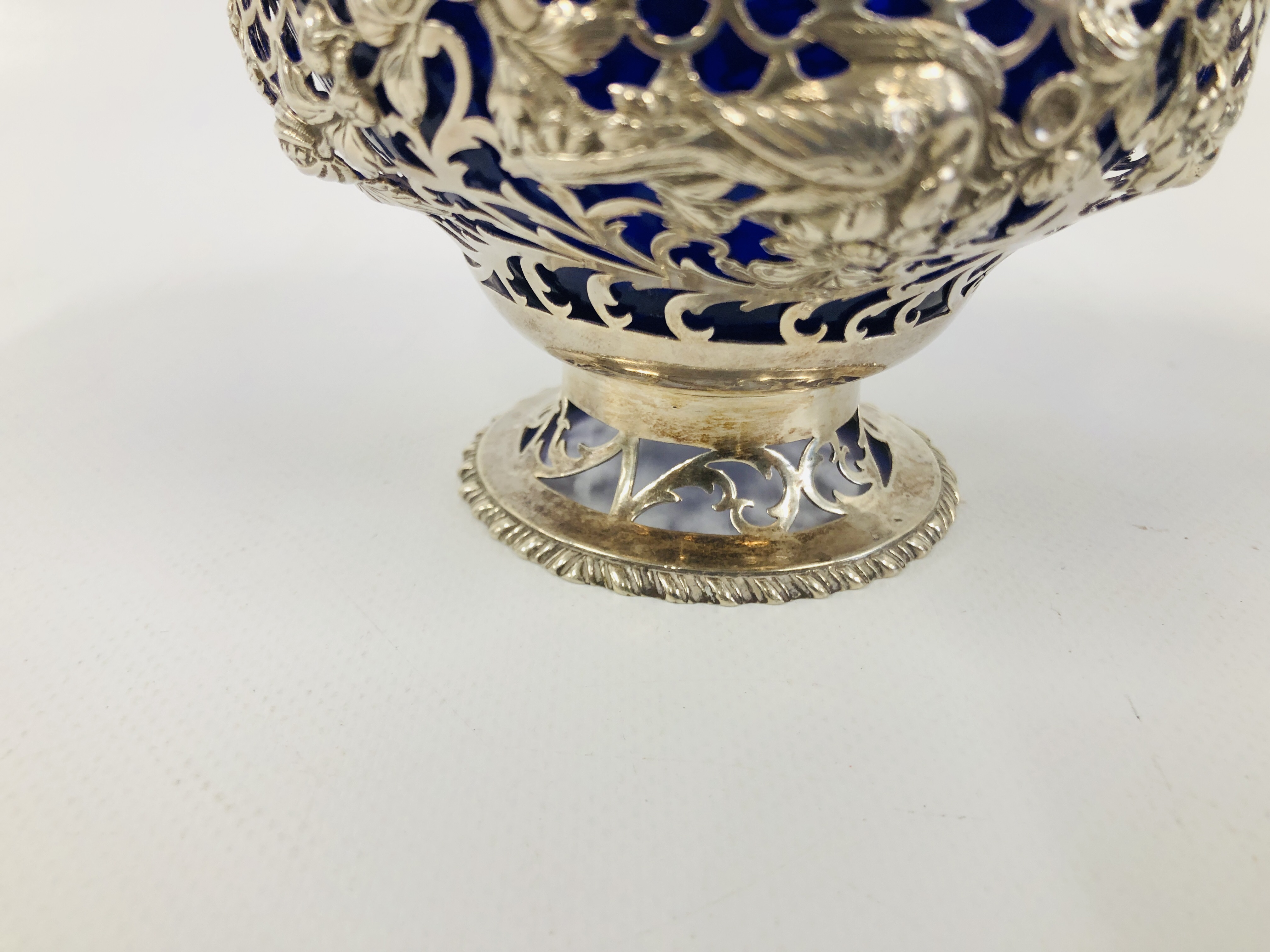 A SILVER SWING HANDLED SUGAR BASIN OF OGEE FORM, - Image 7 of 11