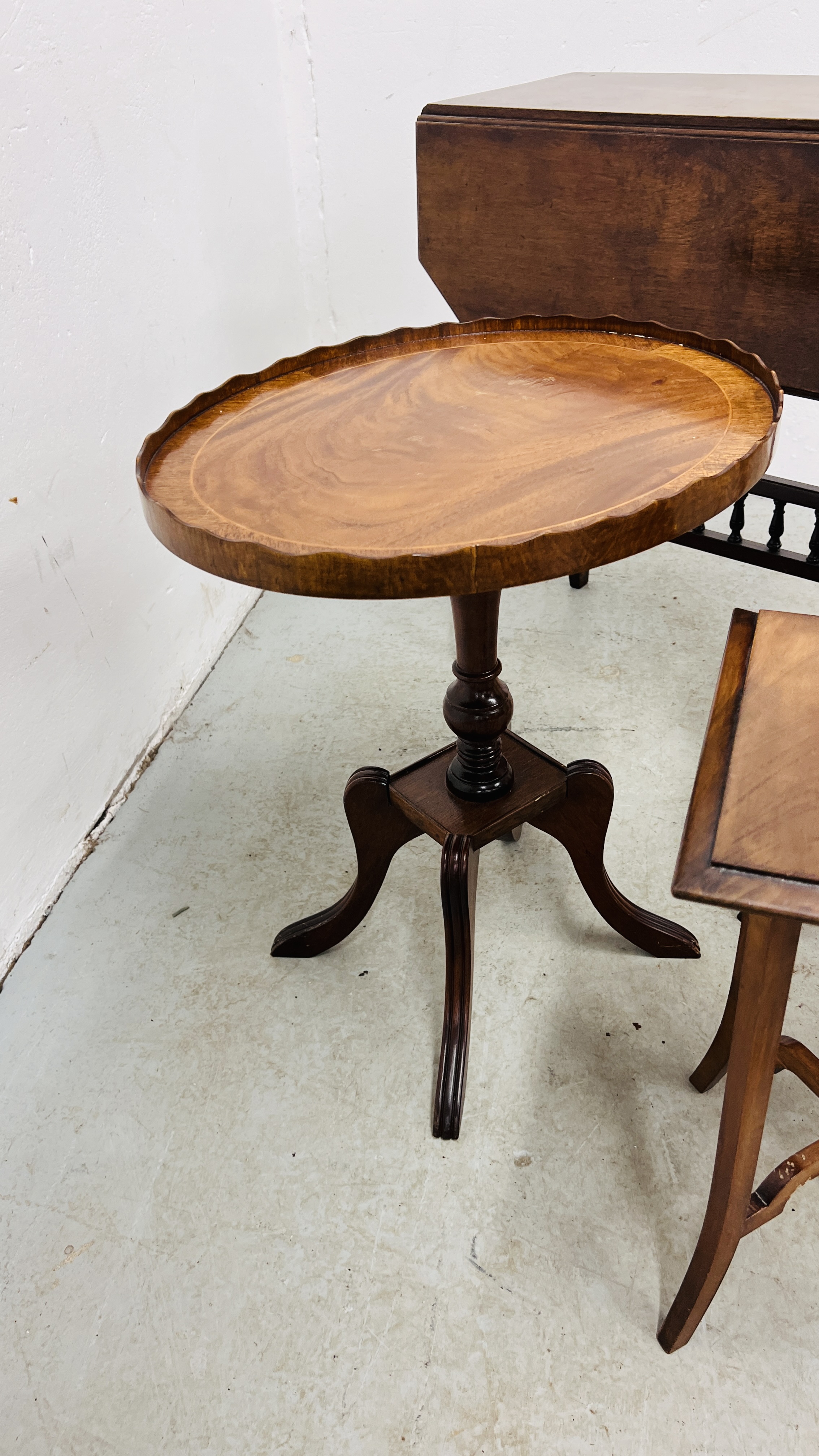 VINTAGE MAHOGANY DROP LEAF OCCASIONAL TABLE ALONG WITH A FURTHER THREE OCCASIONAL TABLES OF - Image 4 of 9