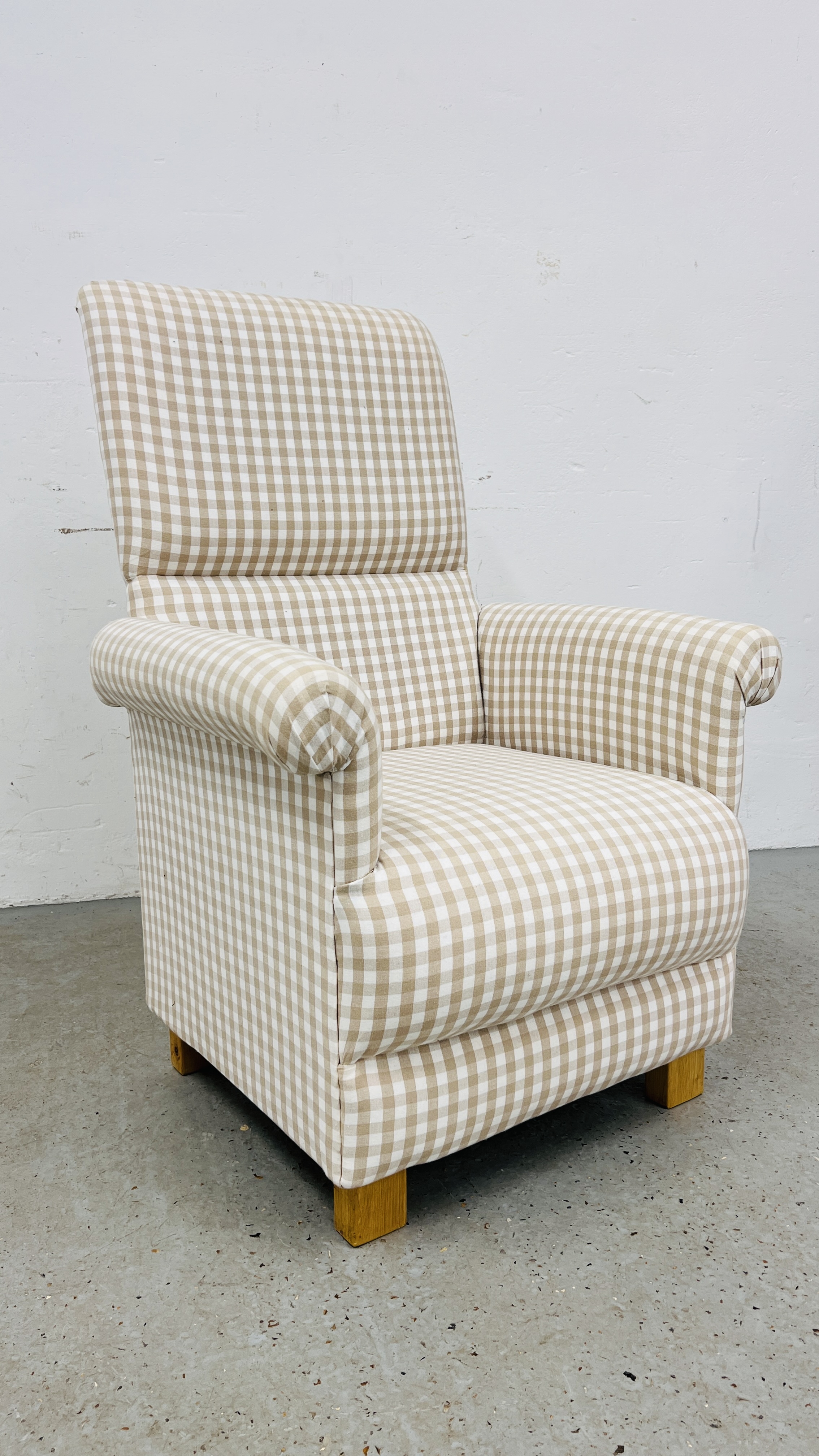 A SMALL CREAM/BEIGE CHECK UPHOLSTERED EASY CHAIR