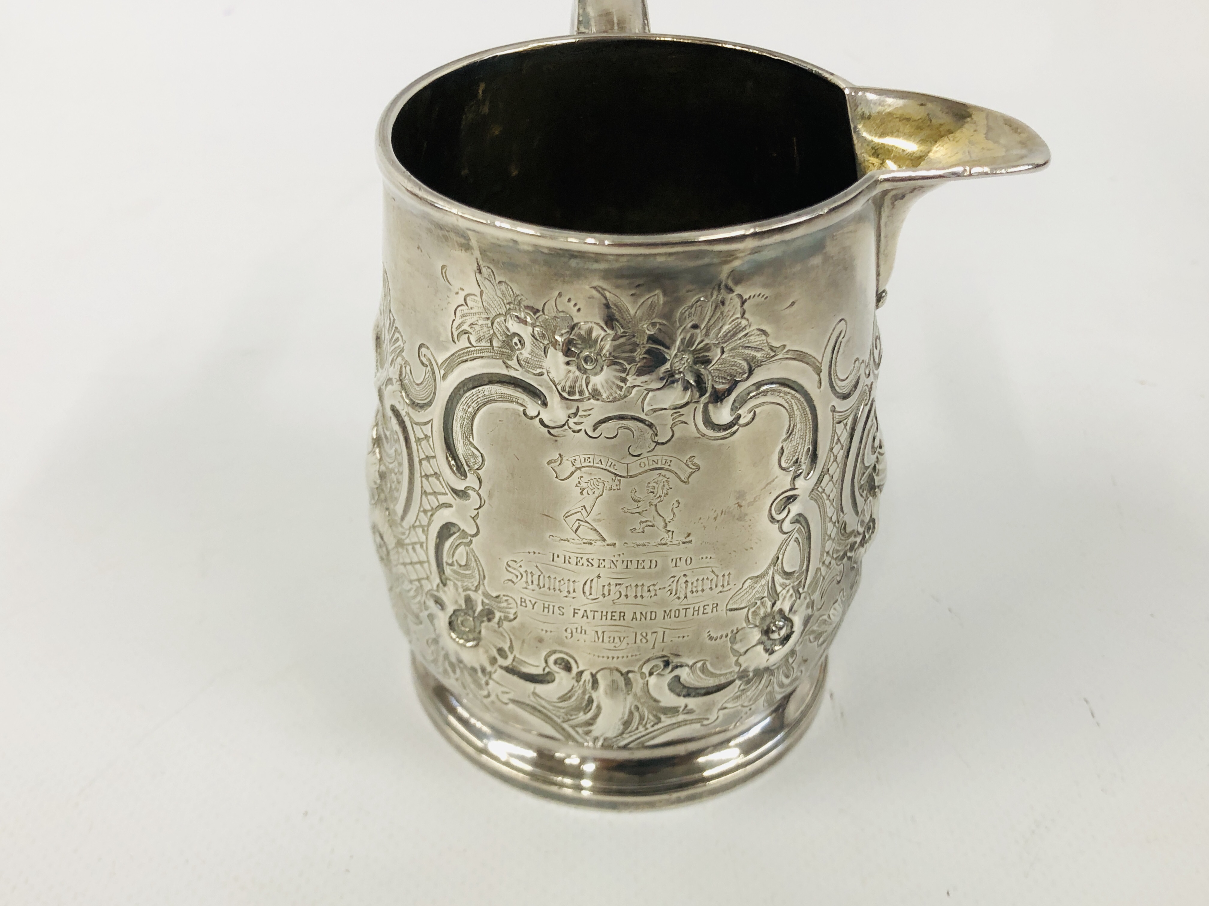 A GEORGE I BRITANNIA STANDARD SILVER LIPPED TANKARD WITH LATER DECORATION AND INSCRIPTION HEIGHT - Image 5 of 8