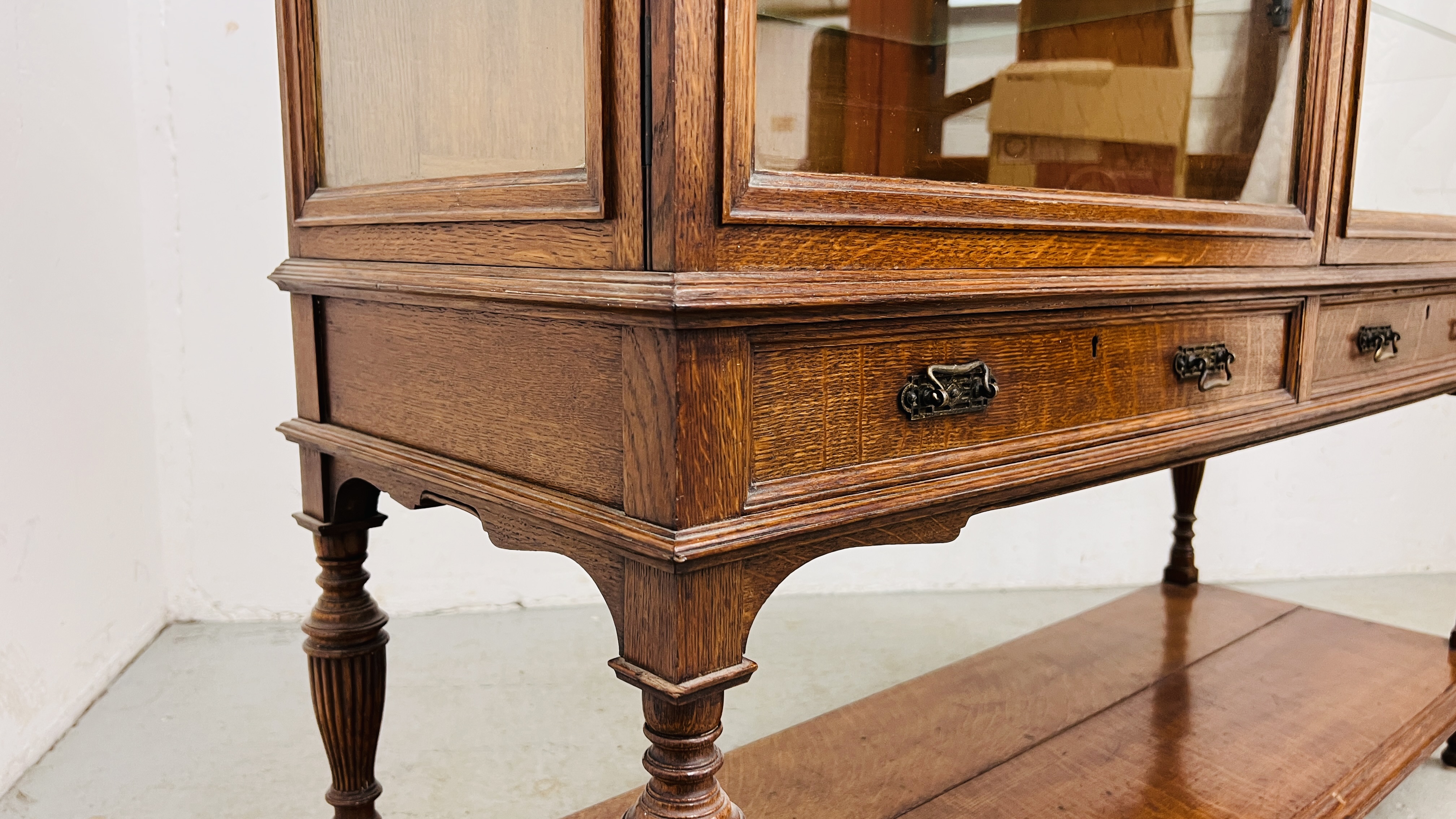 AN EDWARDIAN OAK GLAZED DISPLAY CABINET ABOVE A TWO DRAWER AND OPEN SHELF BASE WIDTH 122CM. - Image 6 of 20