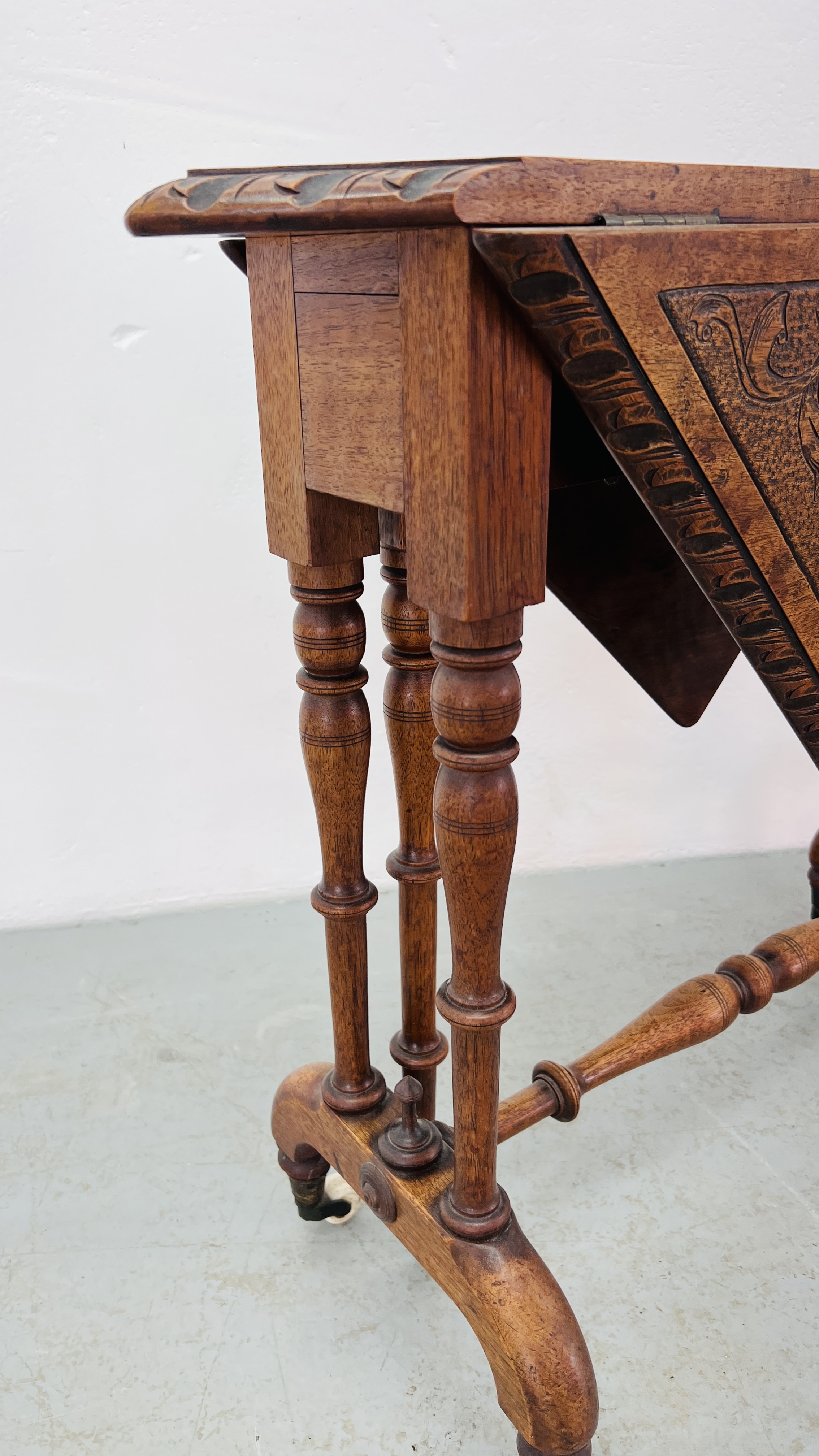 A MAHOGAY GATELEG OCCASIONAL TABLE WITH POKA ART DETAILING ON CERAMIC CASTORS WIDTH 77CM. X 75CM. - Image 4 of 8