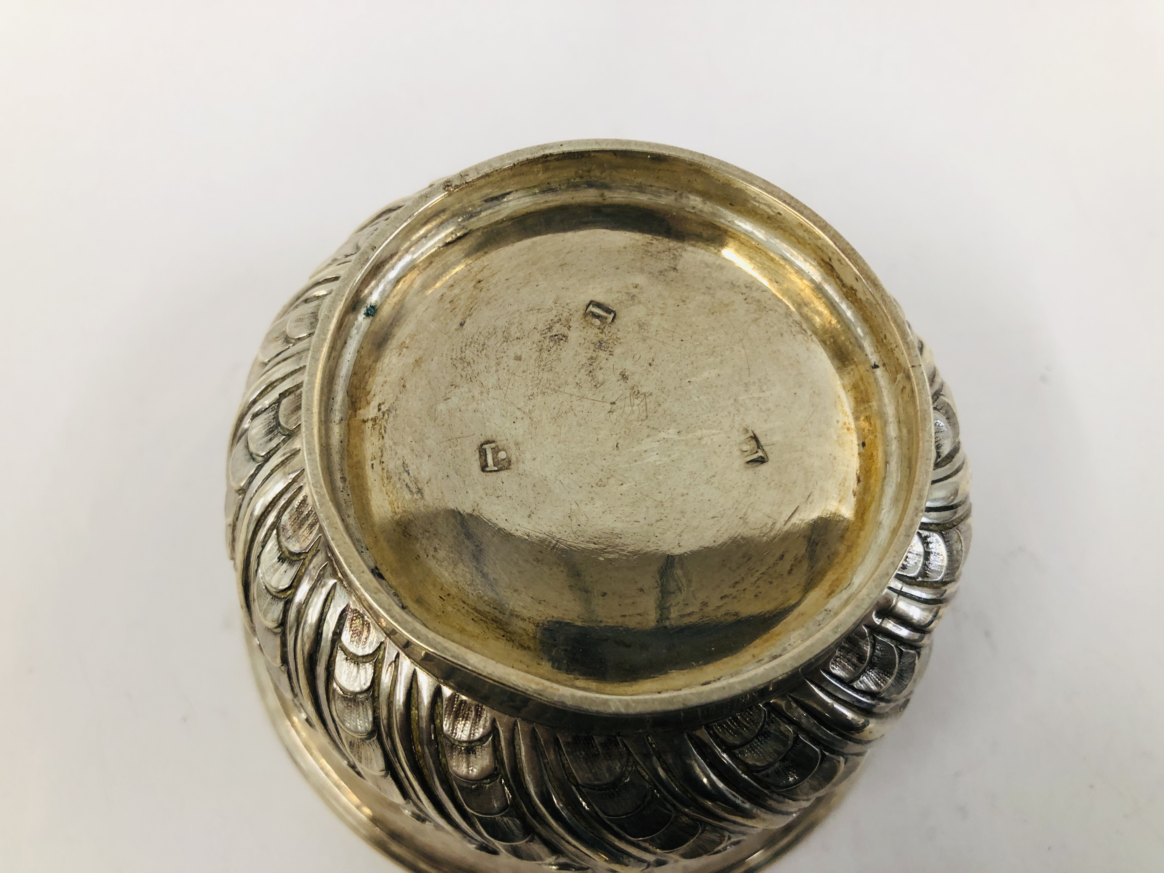 A SILVER CIRCULAR SUGAR BOWL WITH GUILLOCHE DECORATION, RUBBED MARKS DIA. 9CM. - Image 6 of 7