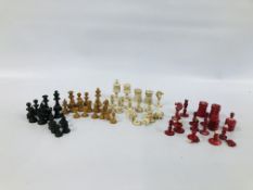 VINTAGE 32 PIECE CHESS SET UNNAMED ALONG WITH A GROUP OF VINTAGE BONE CHESS PIECES (NOT COMPLETE,