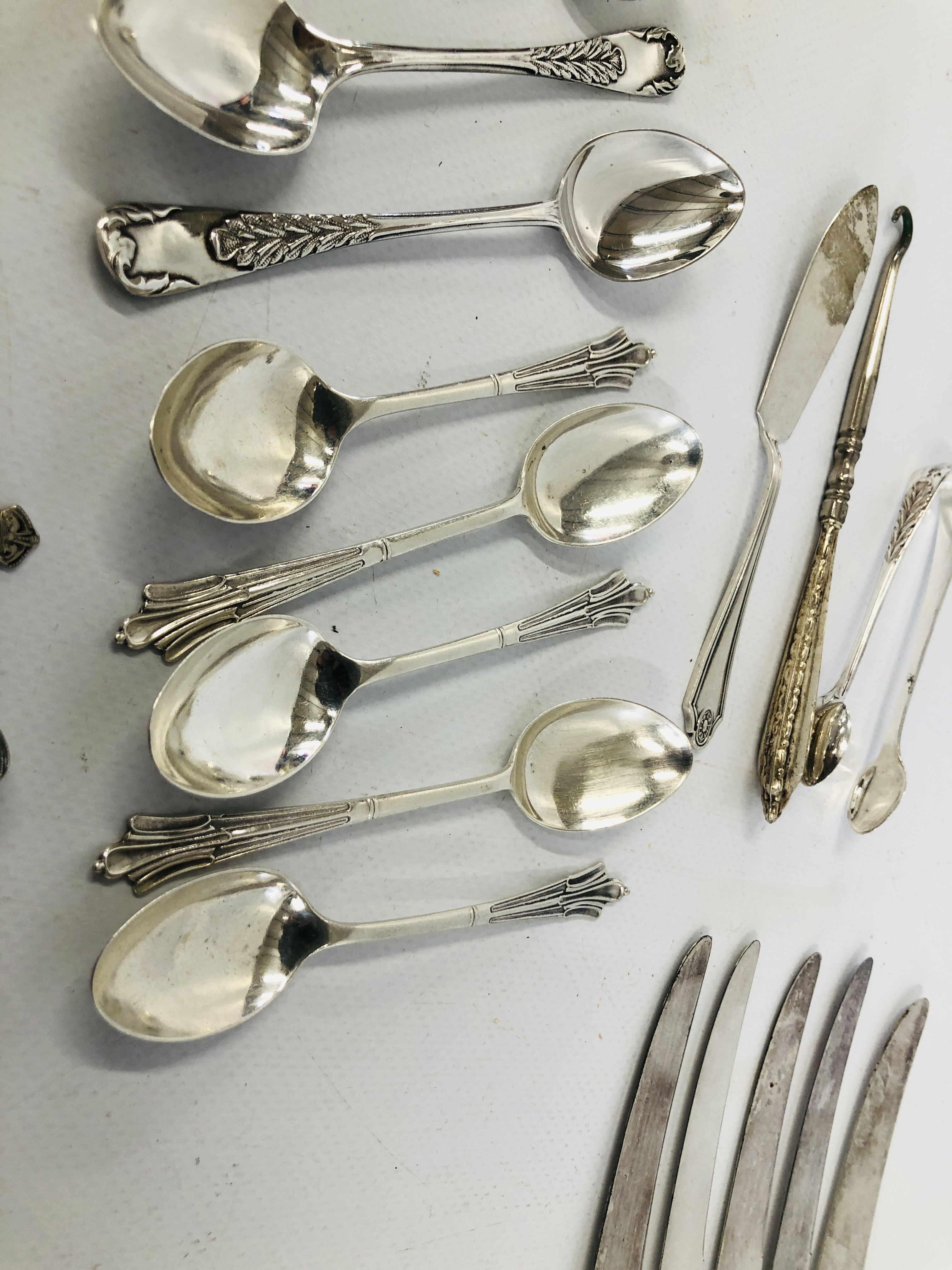 A GROUP OF SILVER TO INCLUDE 5 SILVER HANDLED KNIVES, SILVER HANDLED HOOK, - Image 6 of 17