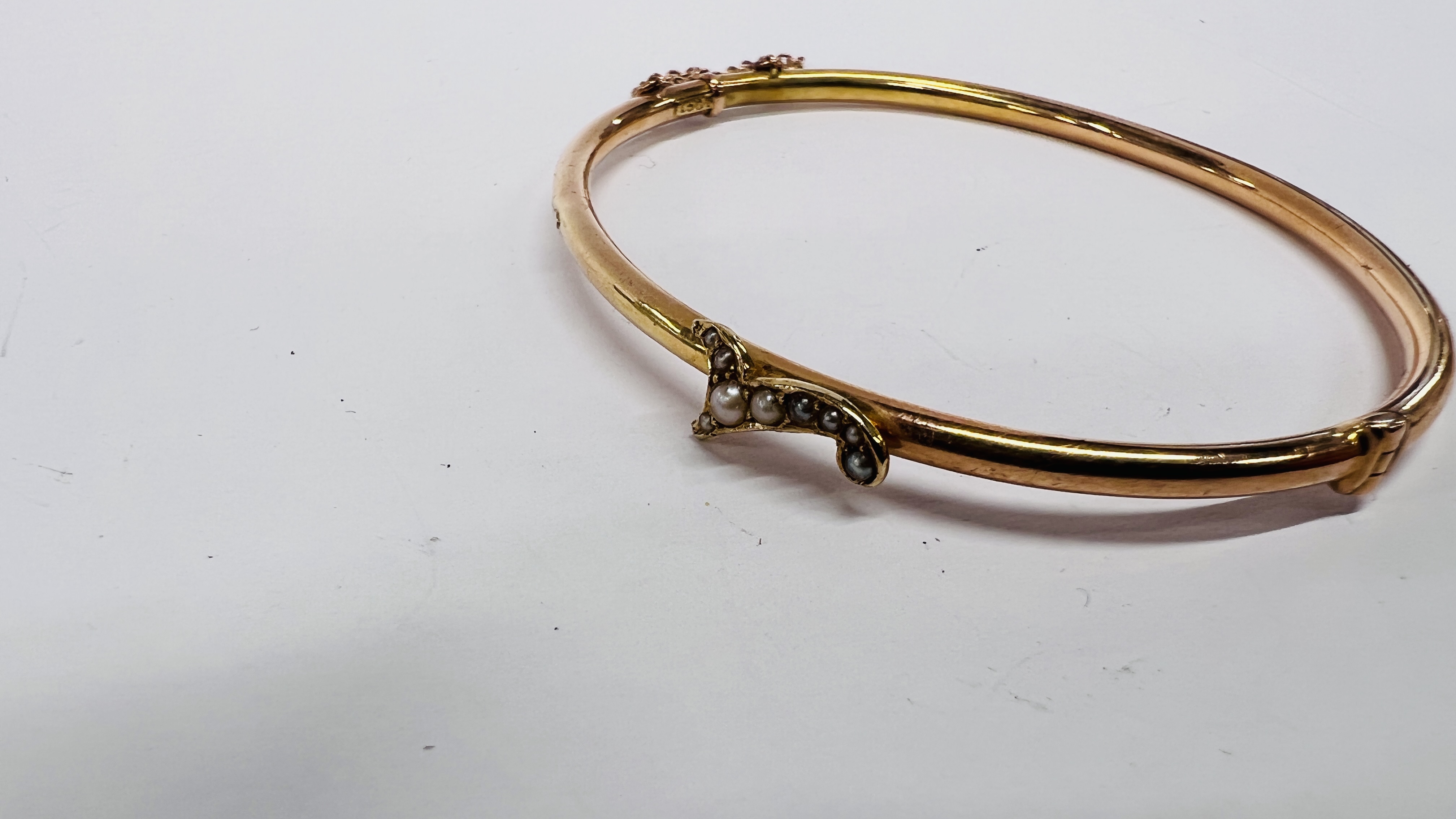 A 15CT GOLD BANGLE, MOUNTED WITH SEED PEARLS IN LEATHER CASE. - Image 8 of 11