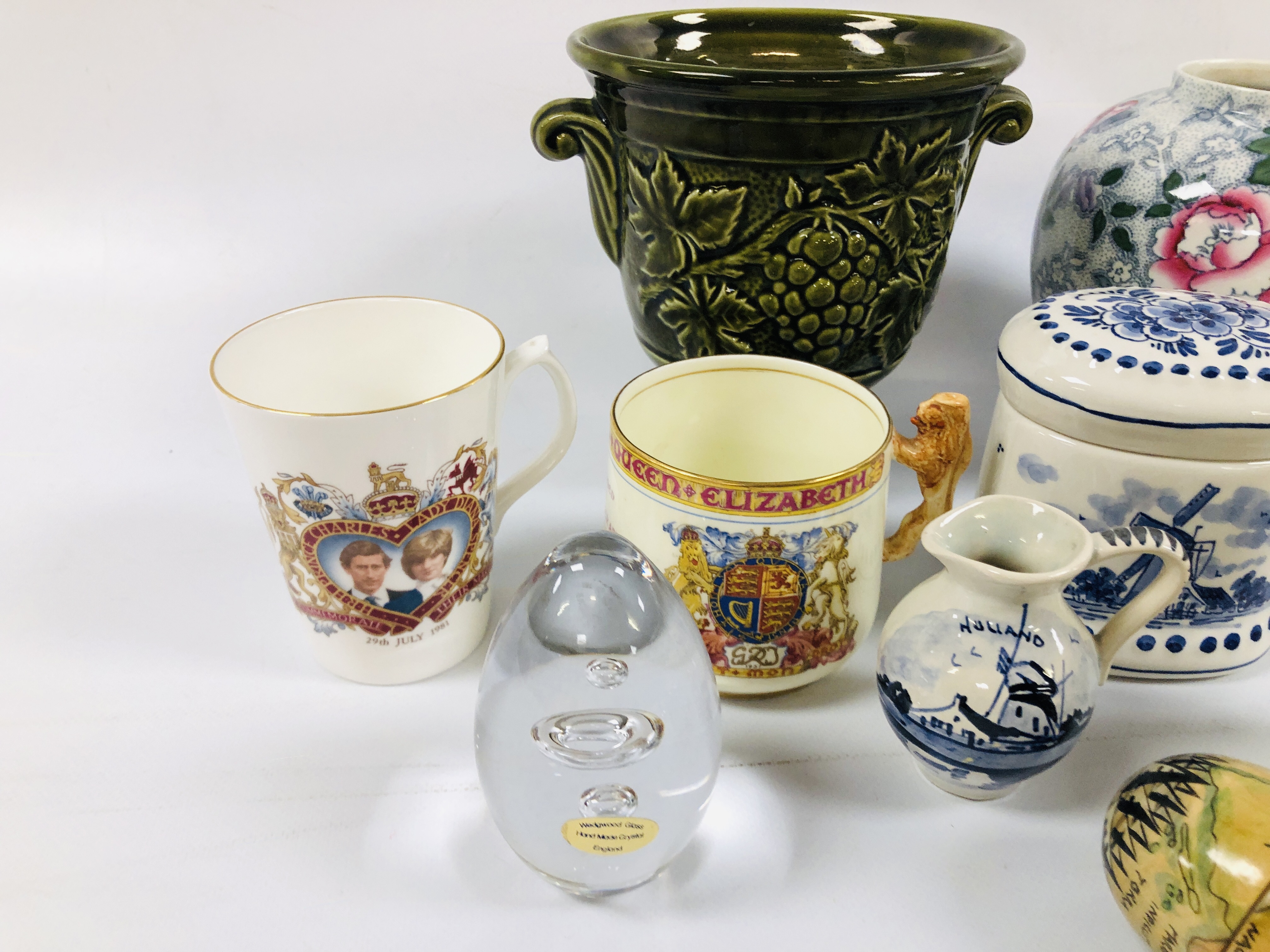 A GROUP OF ASSORTED CHINA TO INCLUDE HARDSTONE/CERAMIC EGGS, WEDGWOOD PAPERWEIGHT, - Image 5 of 7