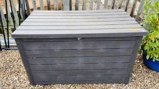 A KETTER PLASTIC GARDEN STORAGE BUNKER WIDTH 145CM. DEPTH 82CM. HEIGHT 87CM.