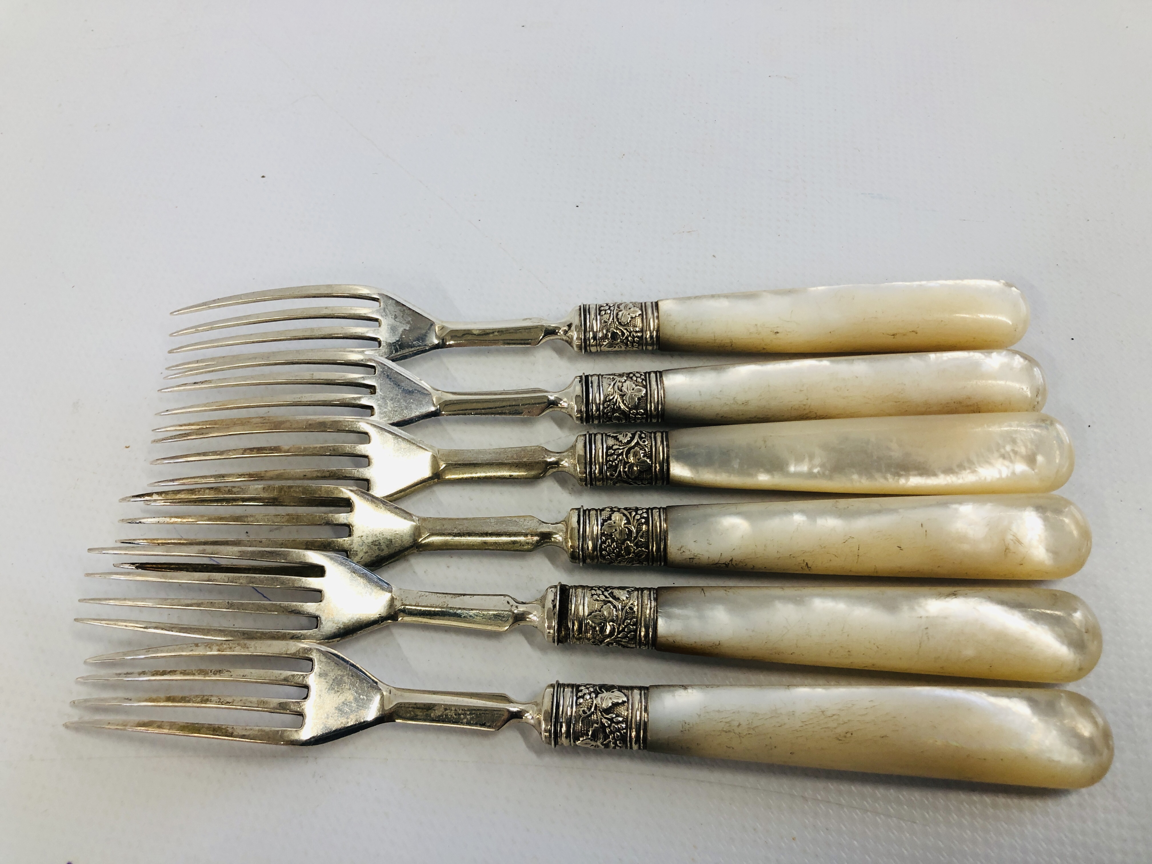 A SET OF SIX SILVER TEA KNIVES AND SIX SILVER FORKS, MOTHER OF PEARL HANDLES, - Image 10 of 11