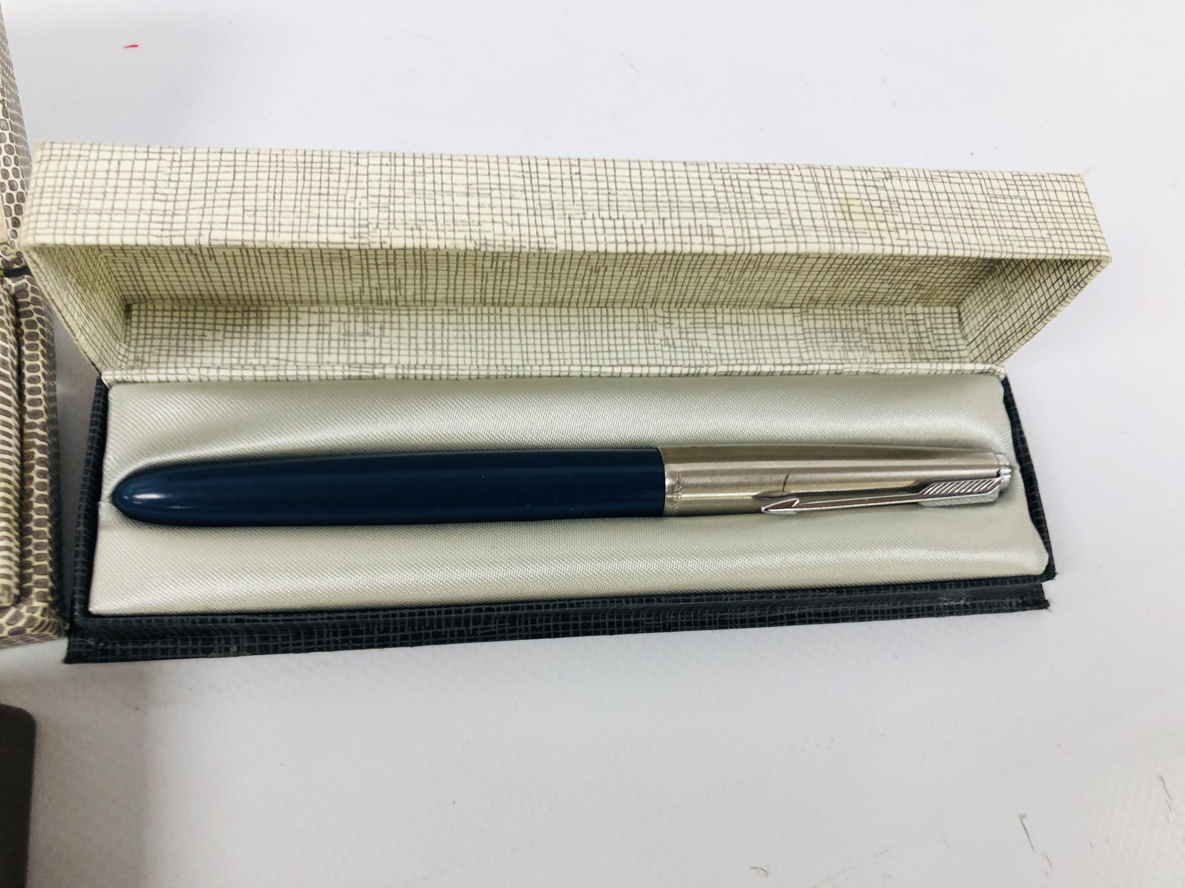 COLLECTION OF ASSORTED VINTAGE AND MODERN PARKER FOUNTAIN/PENS IN VARIOUS BOXES AND LOOSE SOME - Image 6 of 7