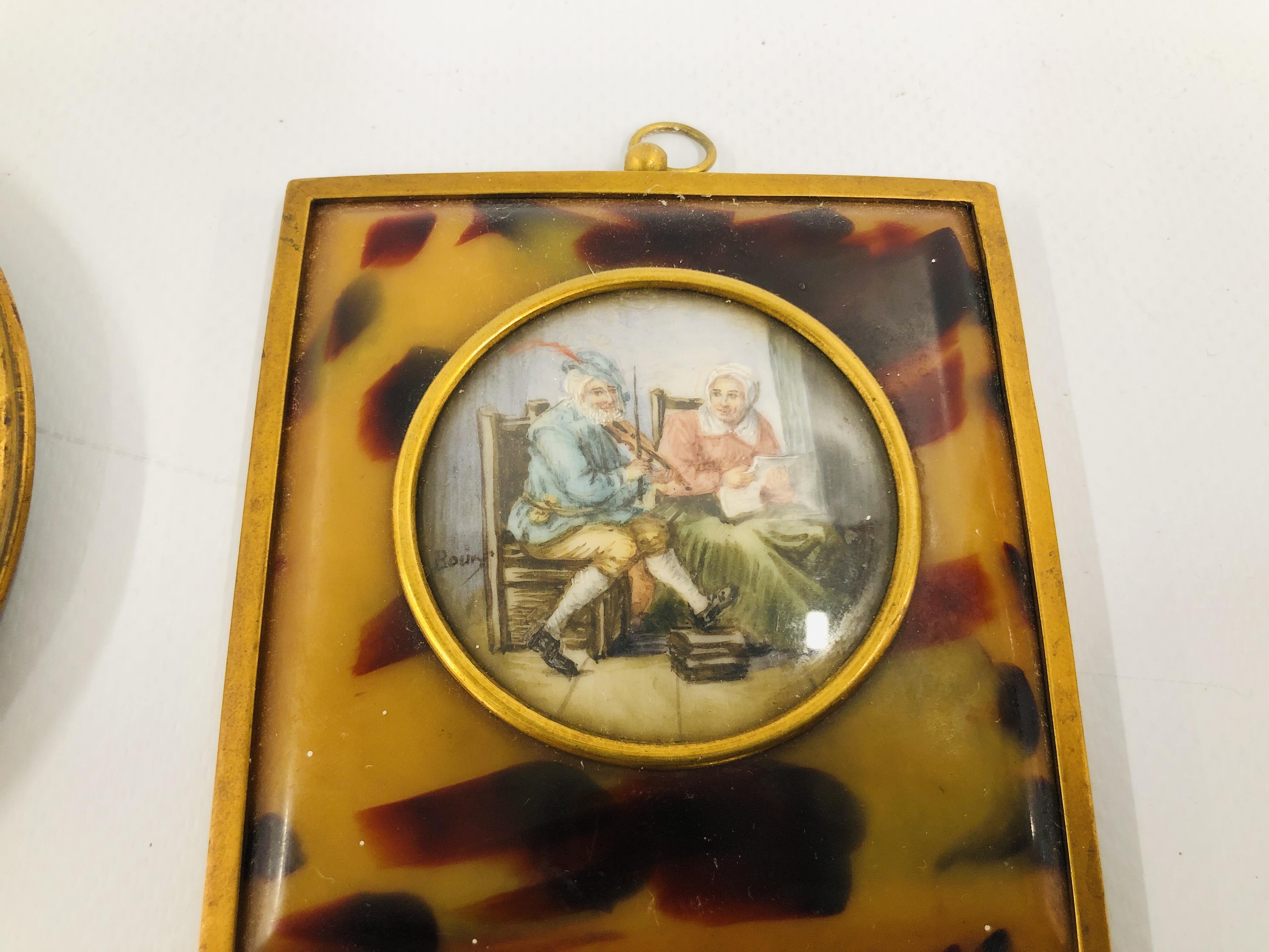VINTAGE HANDPAINTED MINIATURE DEPICTING VIOLINIST AND HIS WIFE IN AN OVAL MOUNT HEIGHT 8CM. WIDTH 7. - Image 3 of 5
