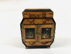 A VINTAGE ORIENTAL MARQUETRY LACQUERED JEWELLERY CHEST HEIGHT 29.