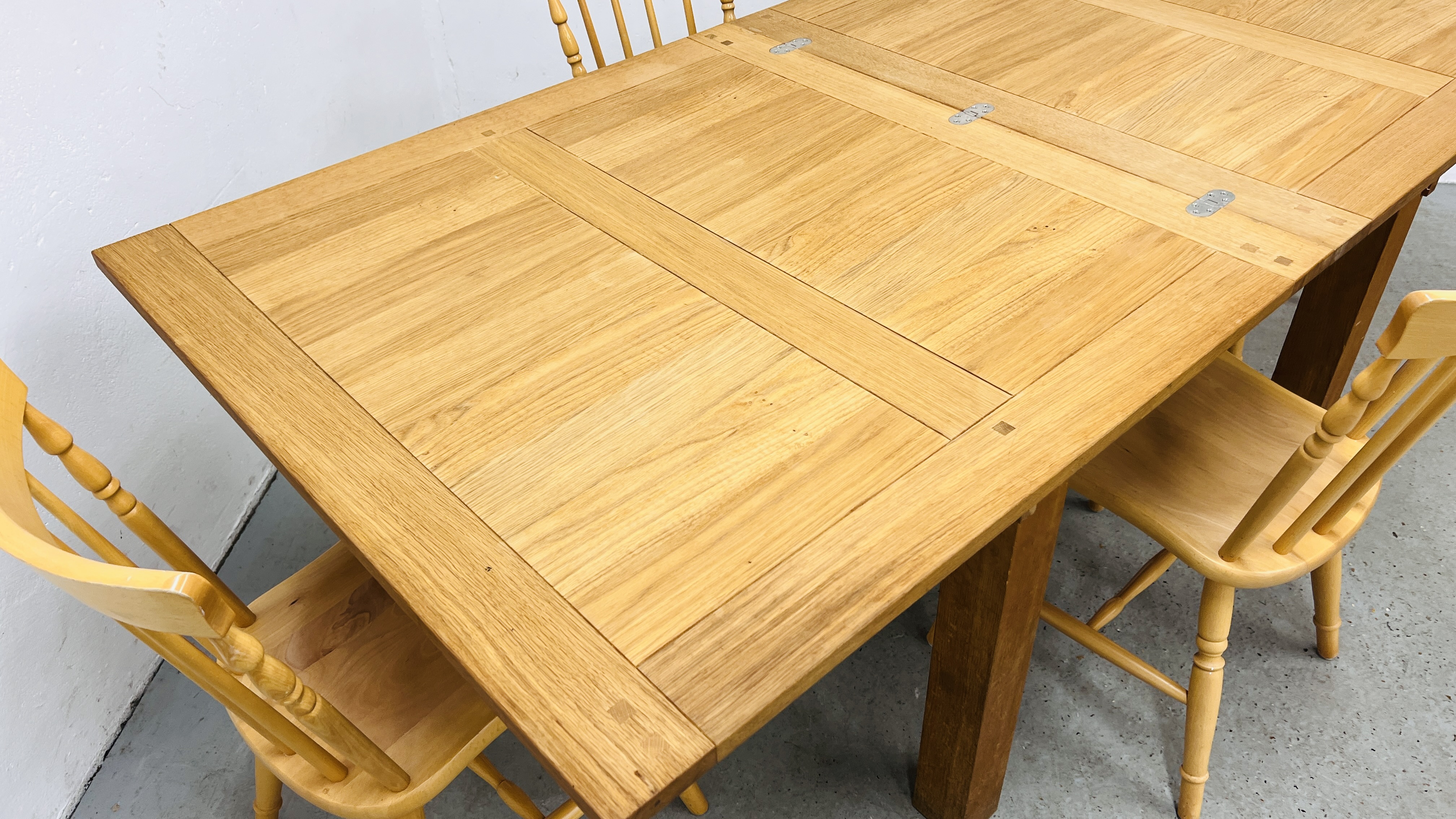 A SOLID OAK EXTENDING DINING TABLE ALONG WITH A SET OF FOUR BEECH WOOD DINING CHAIRS - Image 12 of 14