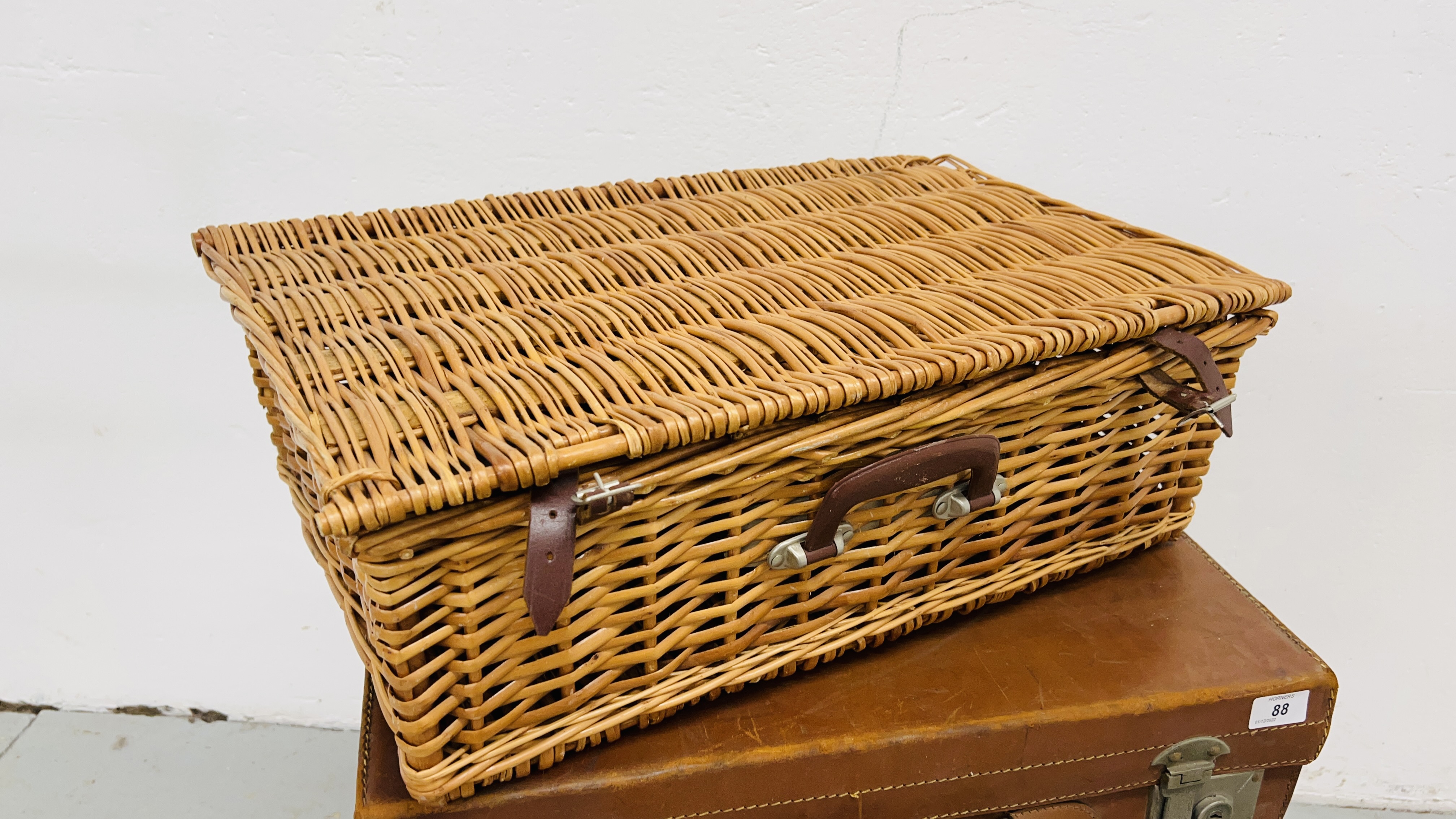 A GROUP OF THREE VINTAGE SUITCASES ALONG WITH A WICKER PICNIC BASKET - Image 2 of 7