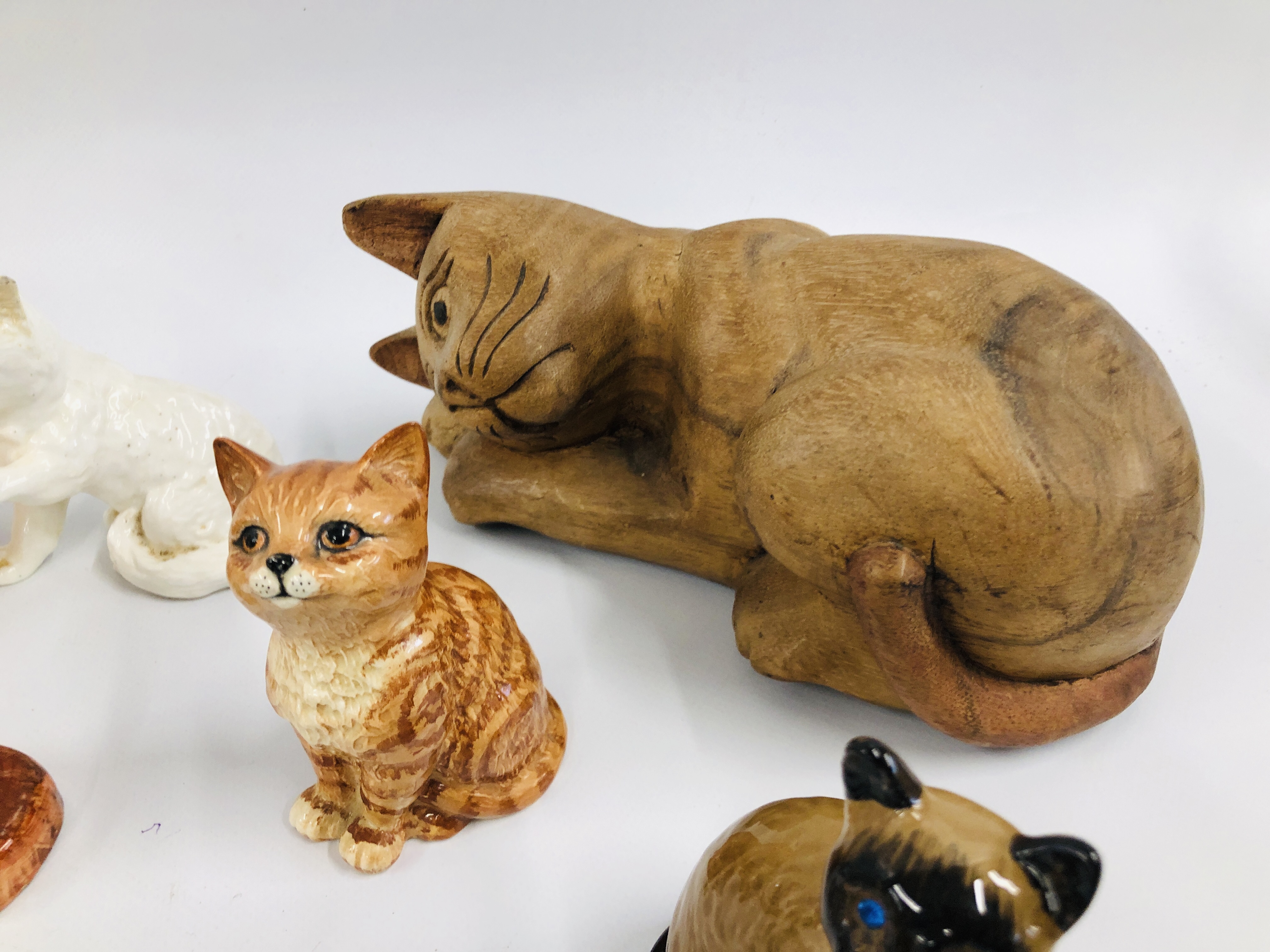A GROUP OF TEN CAT ORNAMENTS TO INCLUDE BESWICK, LOMOND CERAMICS KATRINA 31992, FEIN BAYREUTH. - Image 4 of 9