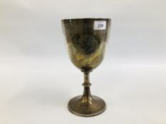 AN IMPRESSIVE SILVER TROPHY CUP DECORATED WITH FLOWERS ON A CIRCULAR SPREADING BASE,