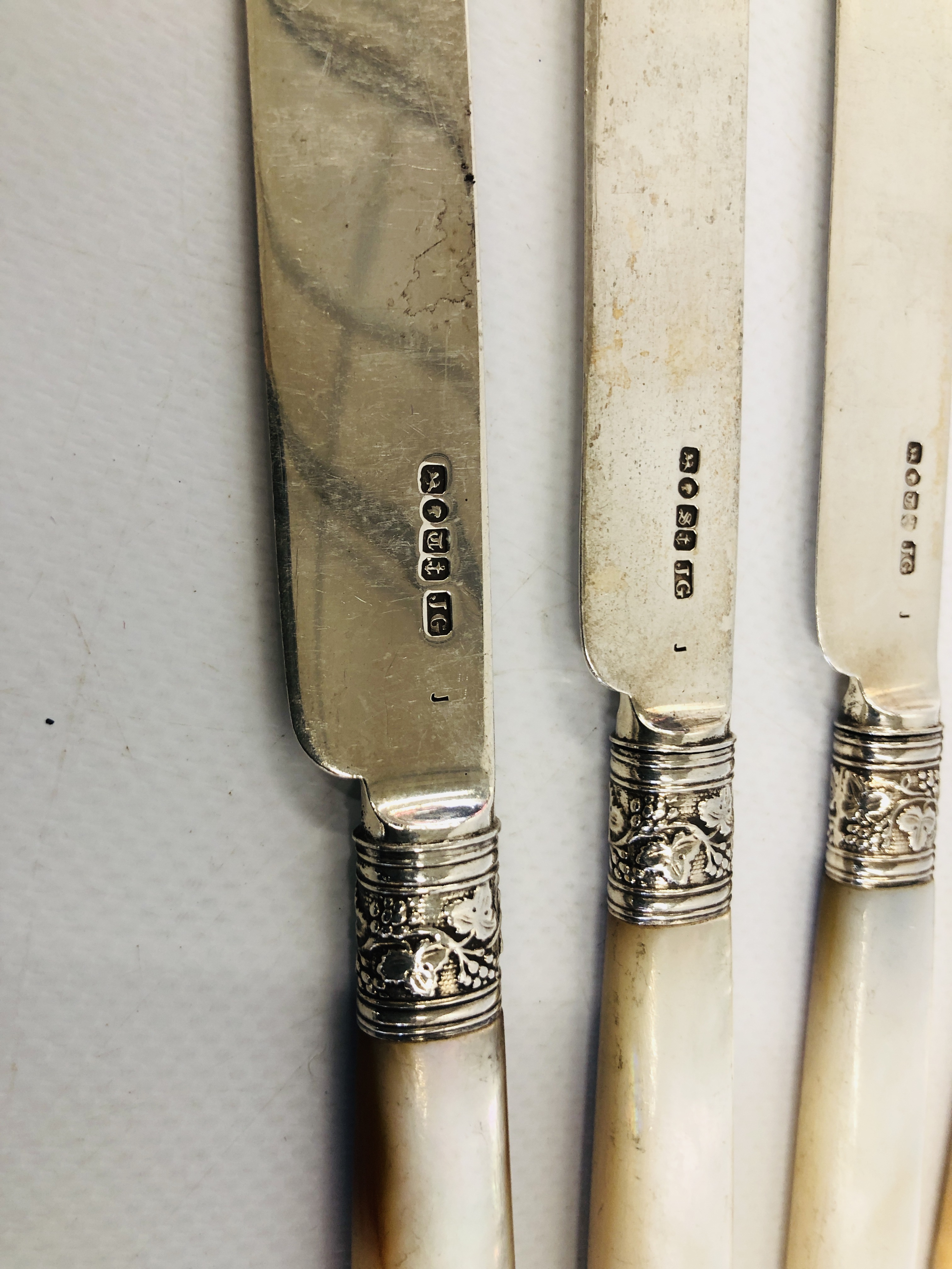 A SET OF SIX SILVER TEA KNIVES AND SIX SILVER FORKS, MOTHER OF PEARL HANDLES, - Image 3 of 11