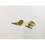 A PAIR OF GENTLEMAN'S 9CT GOLD CUFF LINKS.