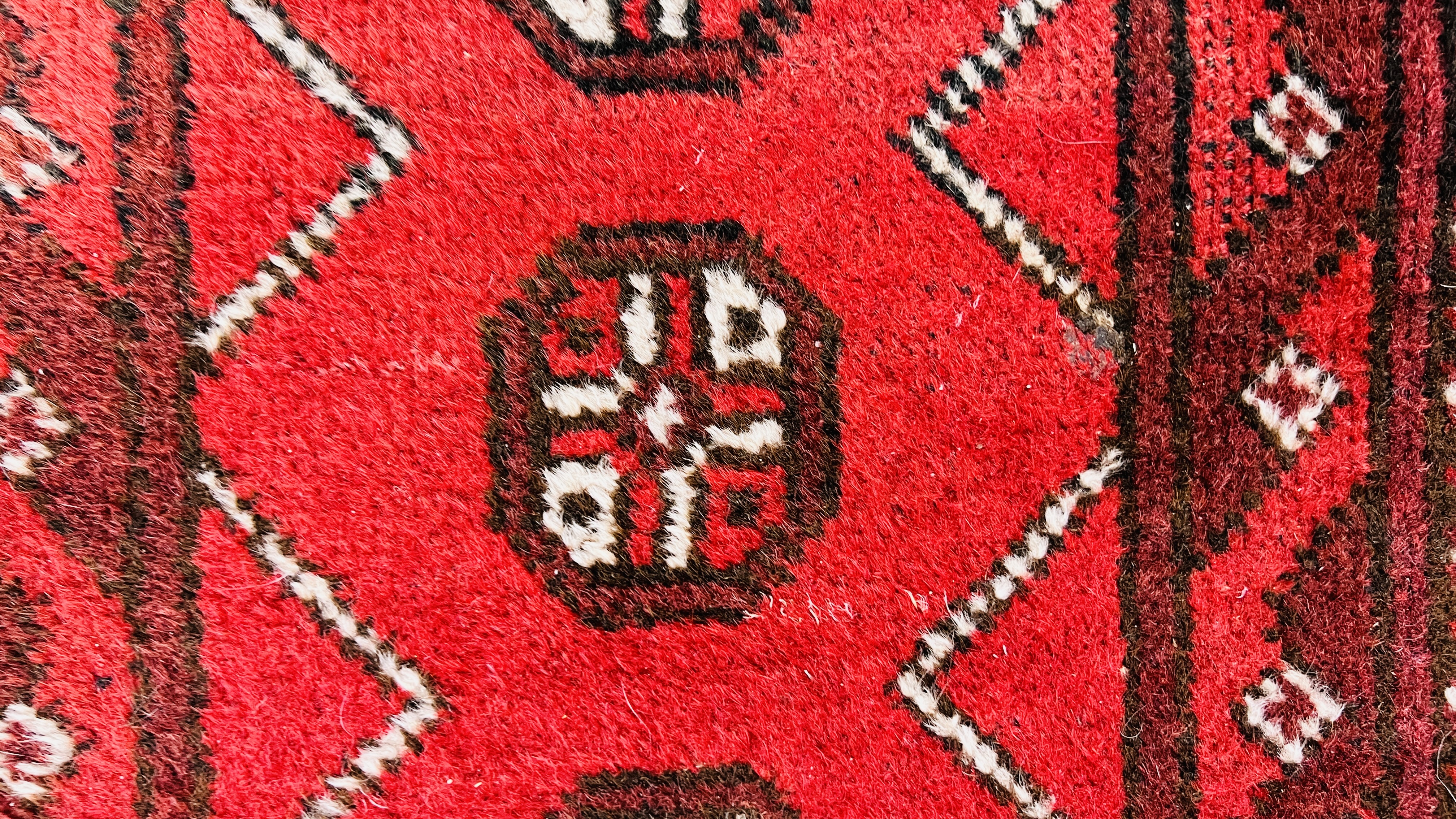 A SMALL RED PATTERNED EASTERN RUG 94CM. X 48CM. - Image 5 of 6