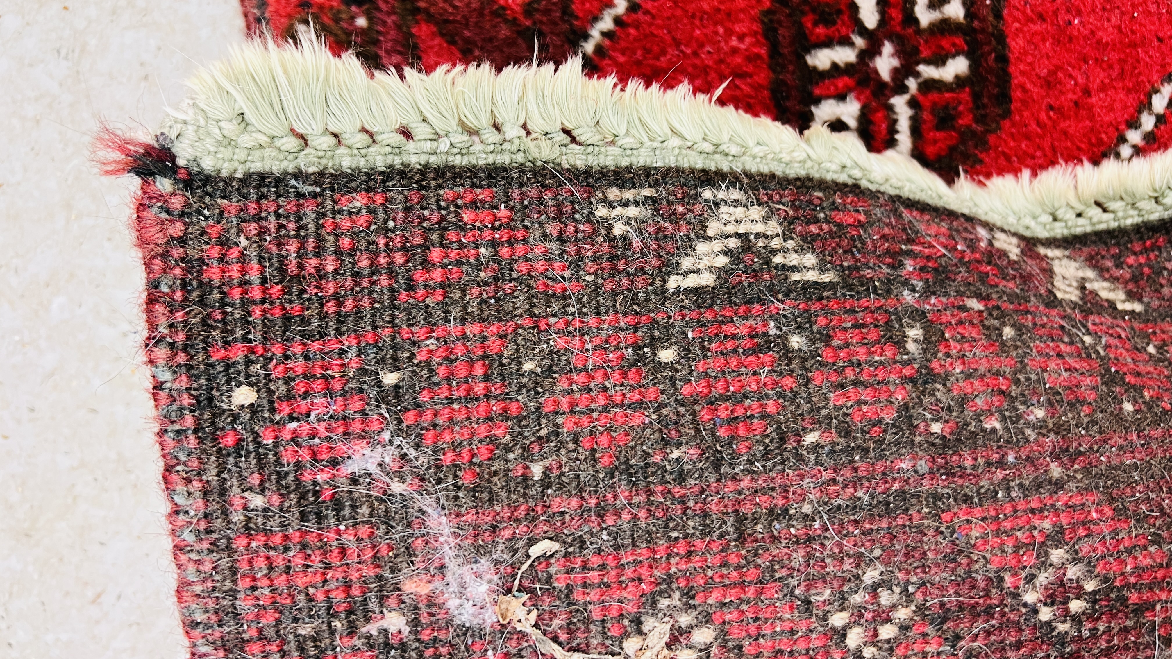 A SMALL RED PATTERNED EASTERN RUG 94CM. X 48CM. - Image 6 of 6