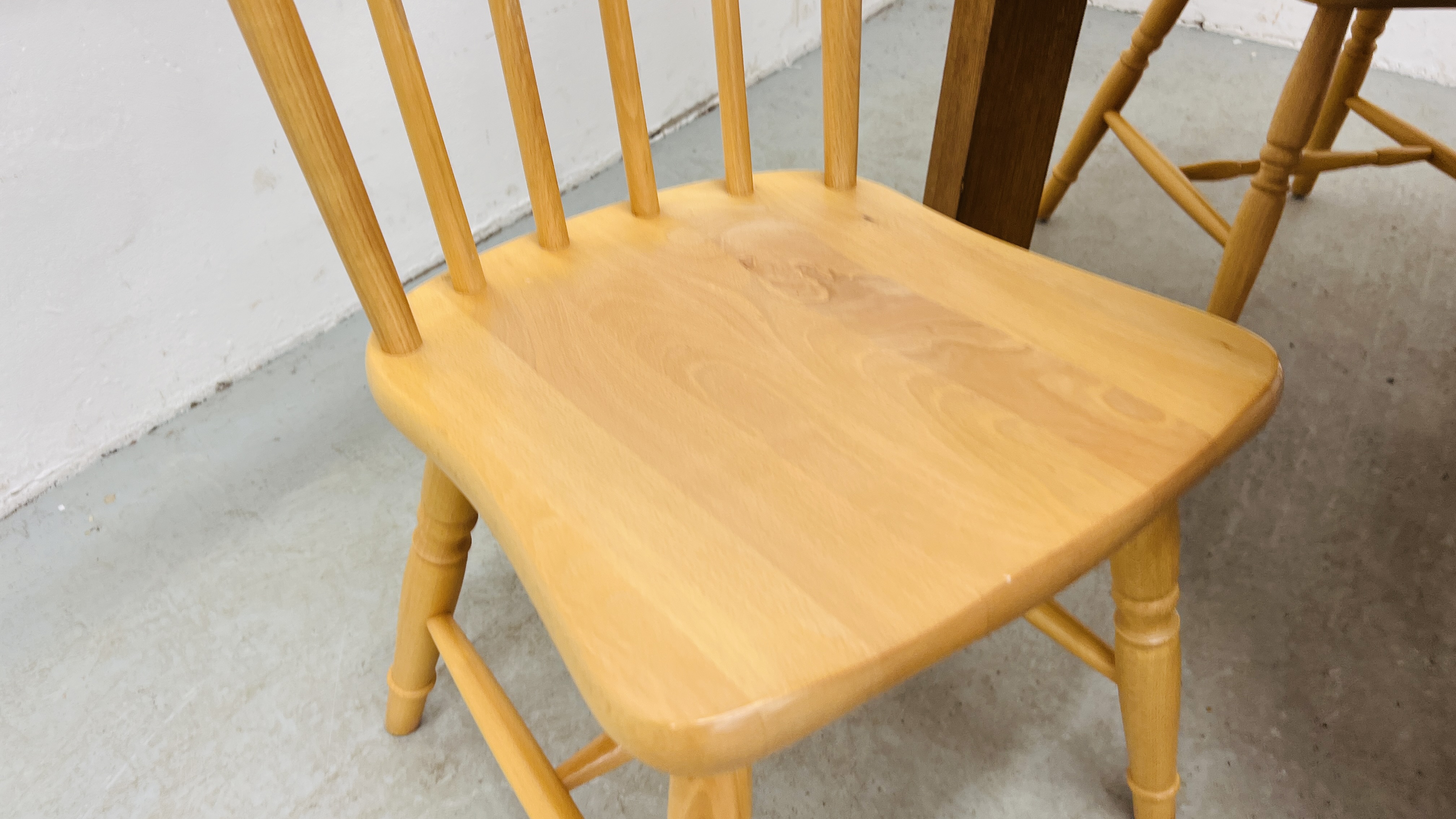 A SOLID OAK EXTENDING DINING TABLE ALONG WITH A SET OF FOUR BEECH WOOD DINING CHAIRS - Image 9 of 14