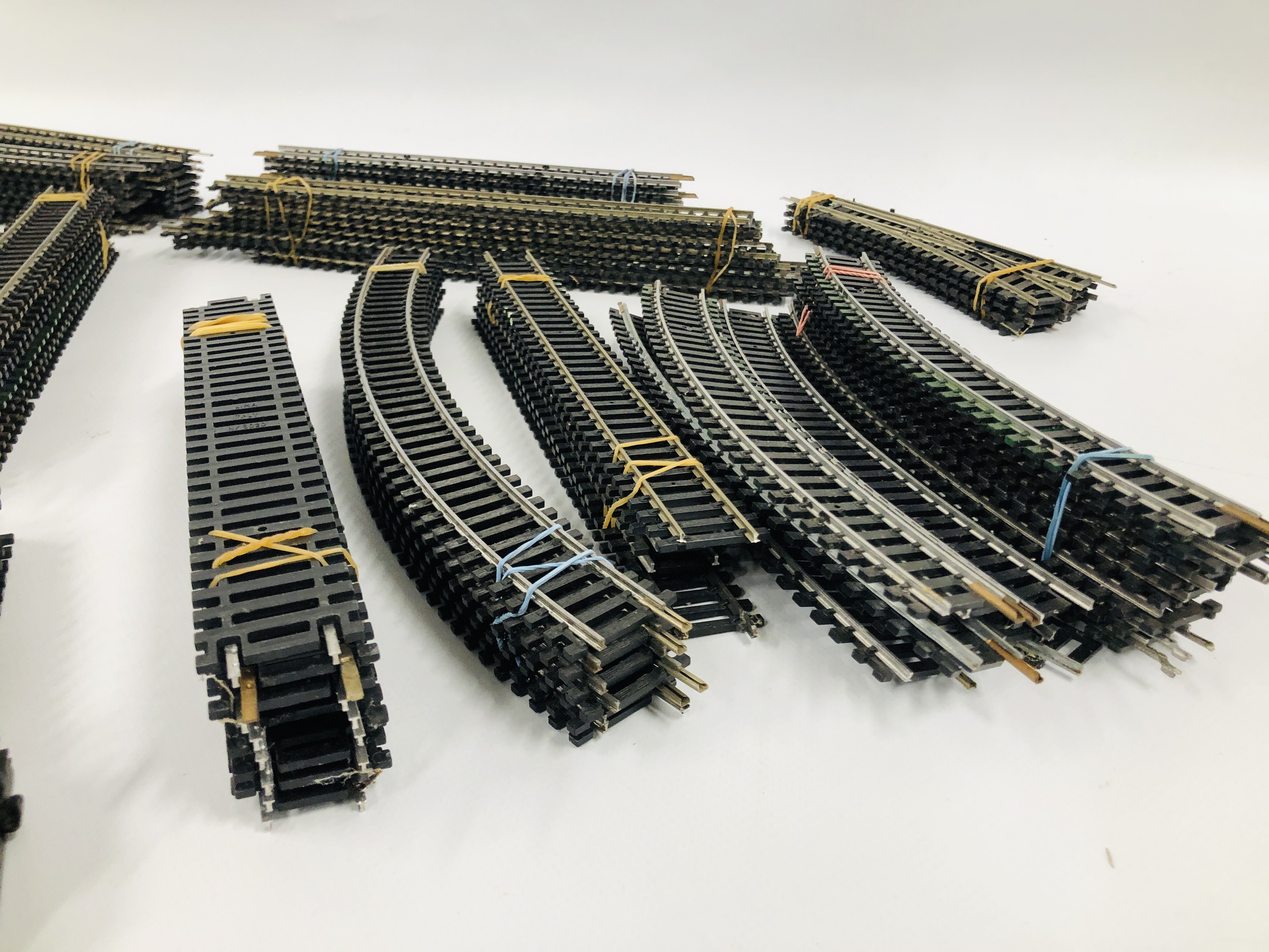 100 PIECES OF HORNBY AND LIMA OO GAUGE MODEL RAILWAY TRACK - Image 2 of 3