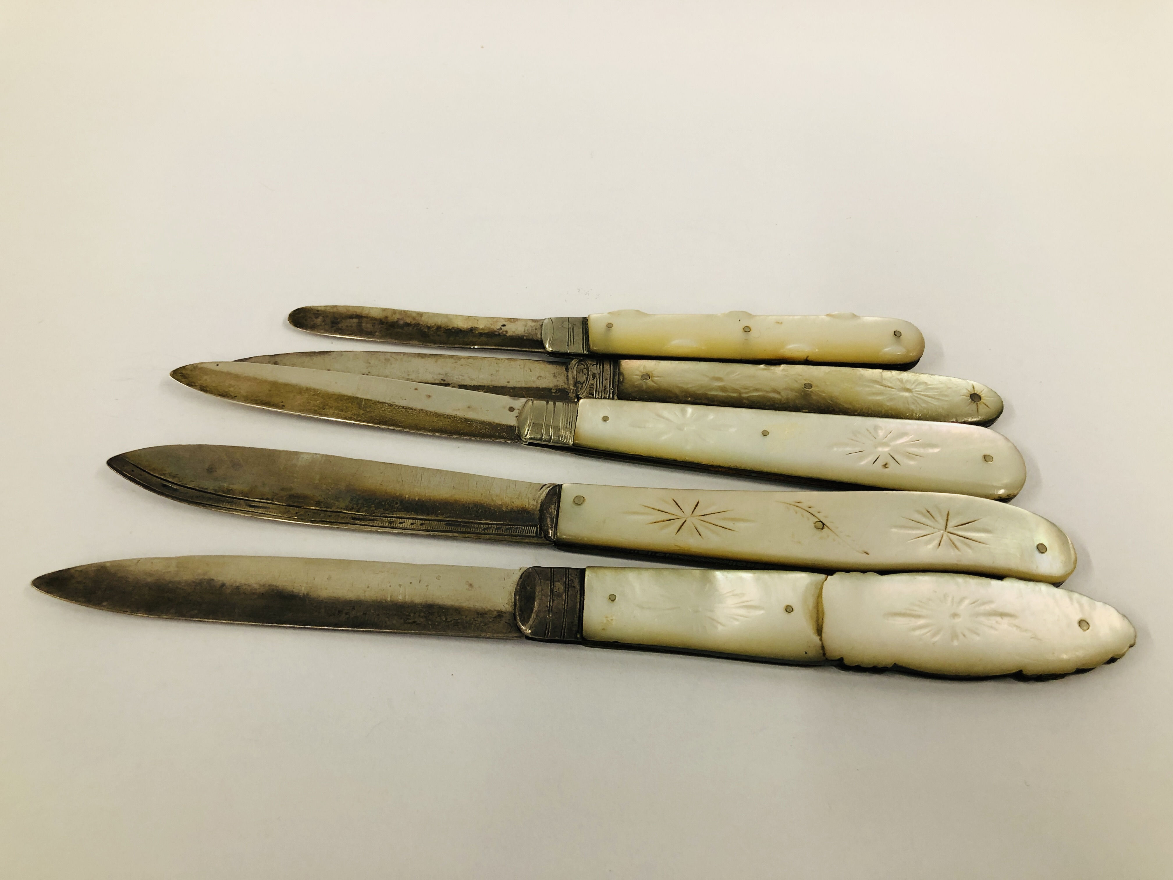 A GROUP OF FIVE VINTAGE SILVER AND MOTHER OF PEARL FRUIT/PEN KNIVES - Image 6 of 6