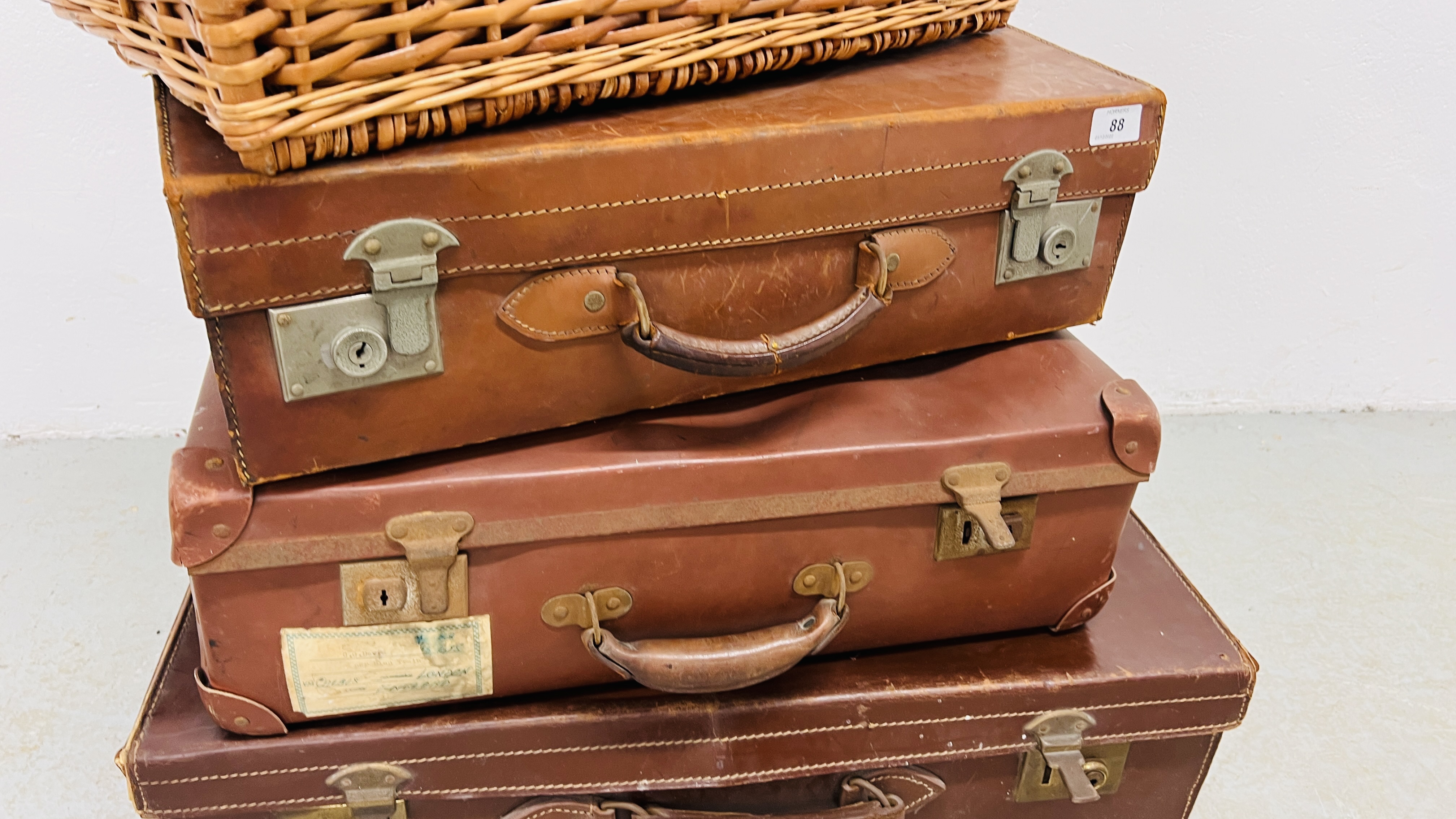 A GROUP OF THREE VINTAGE SUITCASES ALONG WITH A WICKER PICNIC BASKET - Image 3 of 7