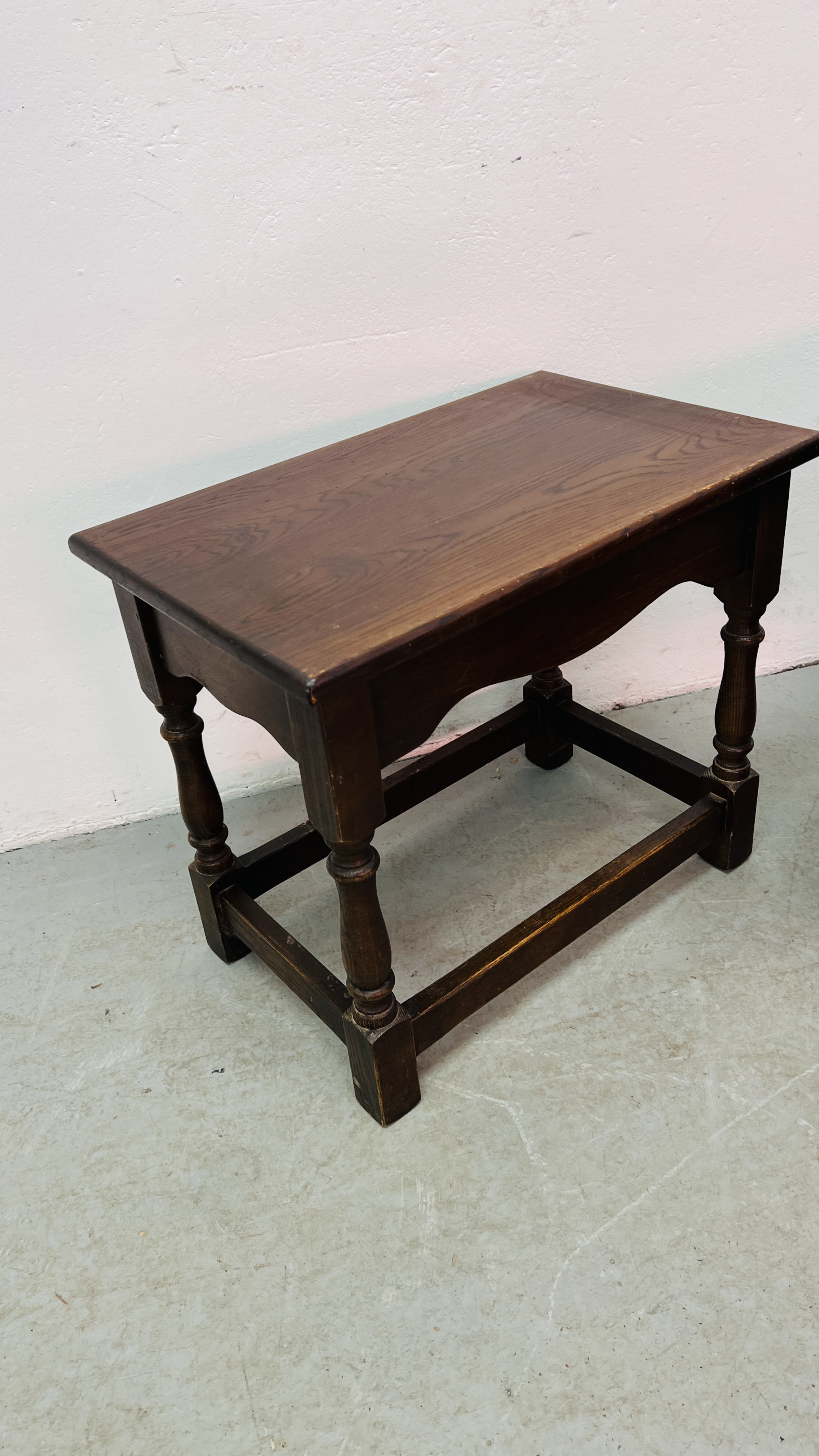 A NEST OF THREE OAK GRADUATED OCCASIONAL TABLES, RECTANGULAR TWO DRAWER OAK COFFEE TABLE WIDTH 49CM. - Image 6 of 12