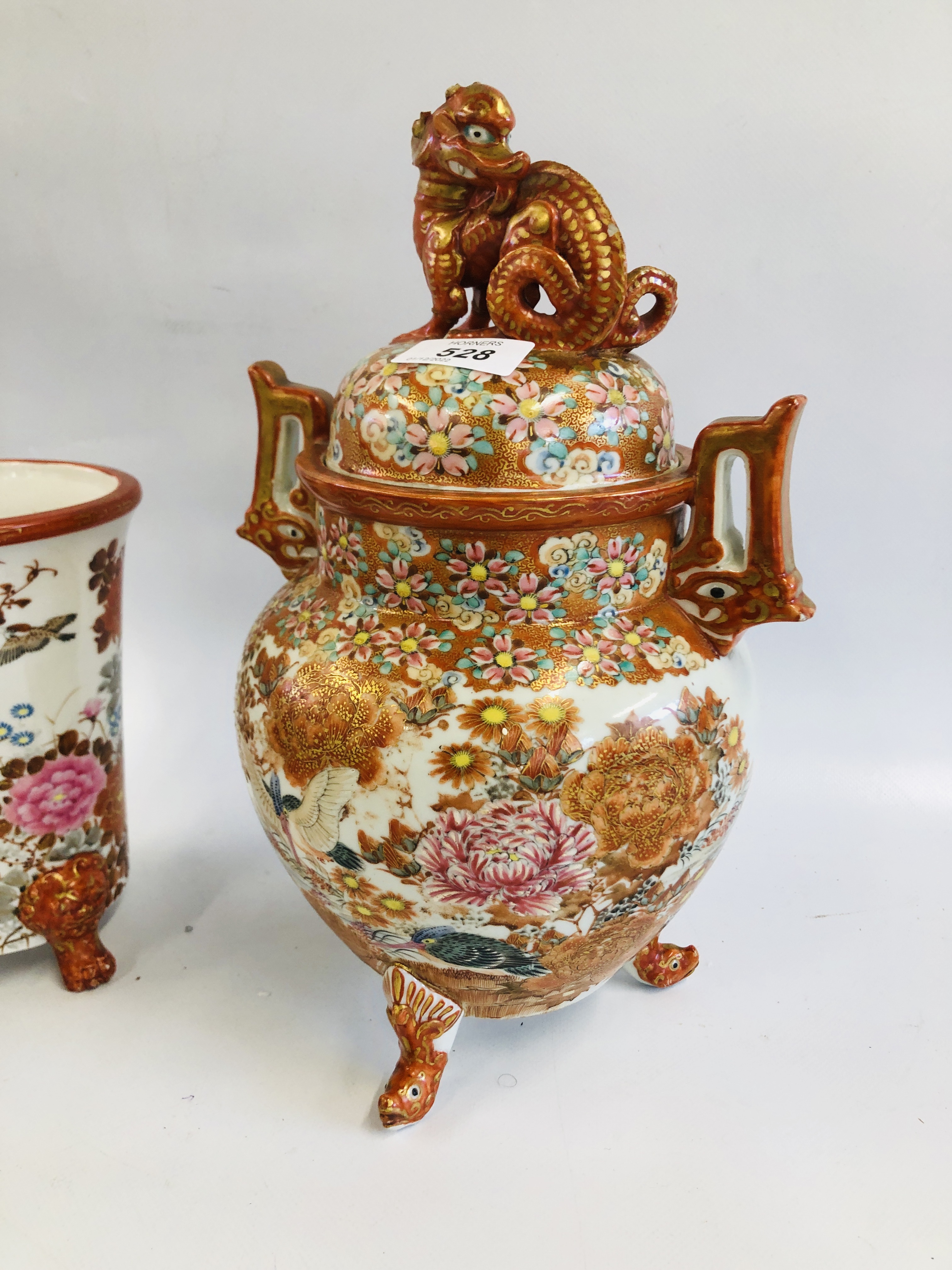 A GROUP OF ORIENTAL CERAMICS TO INCLUDE A TWO HANDLED LIDDED URN A/F, THREE JUGS AND A VASE, - Image 8 of 22