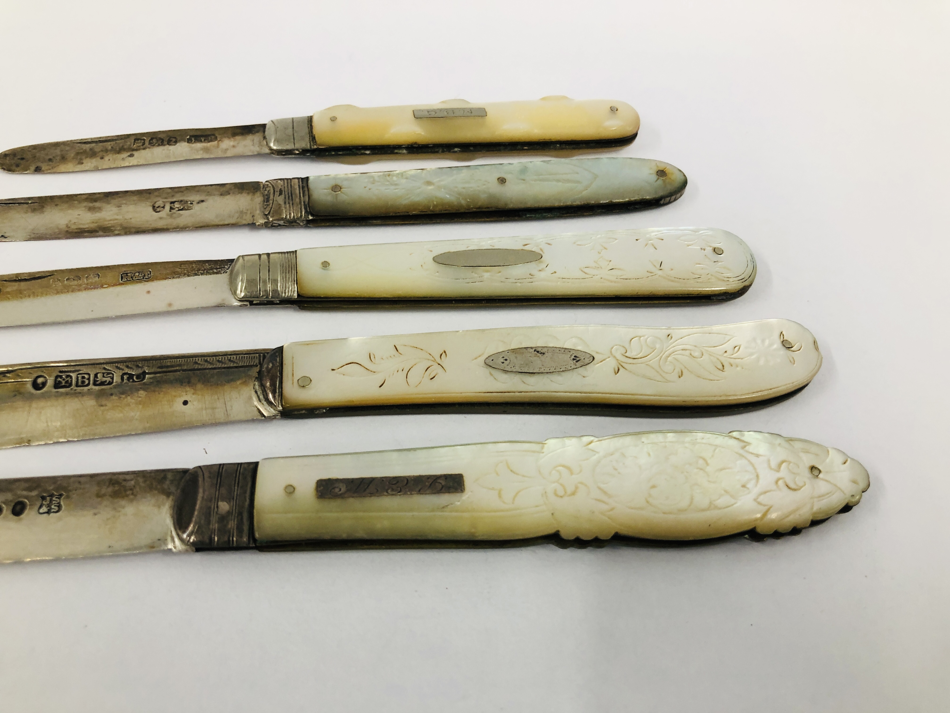 A GROUP OF FIVE VINTAGE SILVER AND MOTHER OF PEARL FRUIT/PEN KNIVES - Image 5 of 6