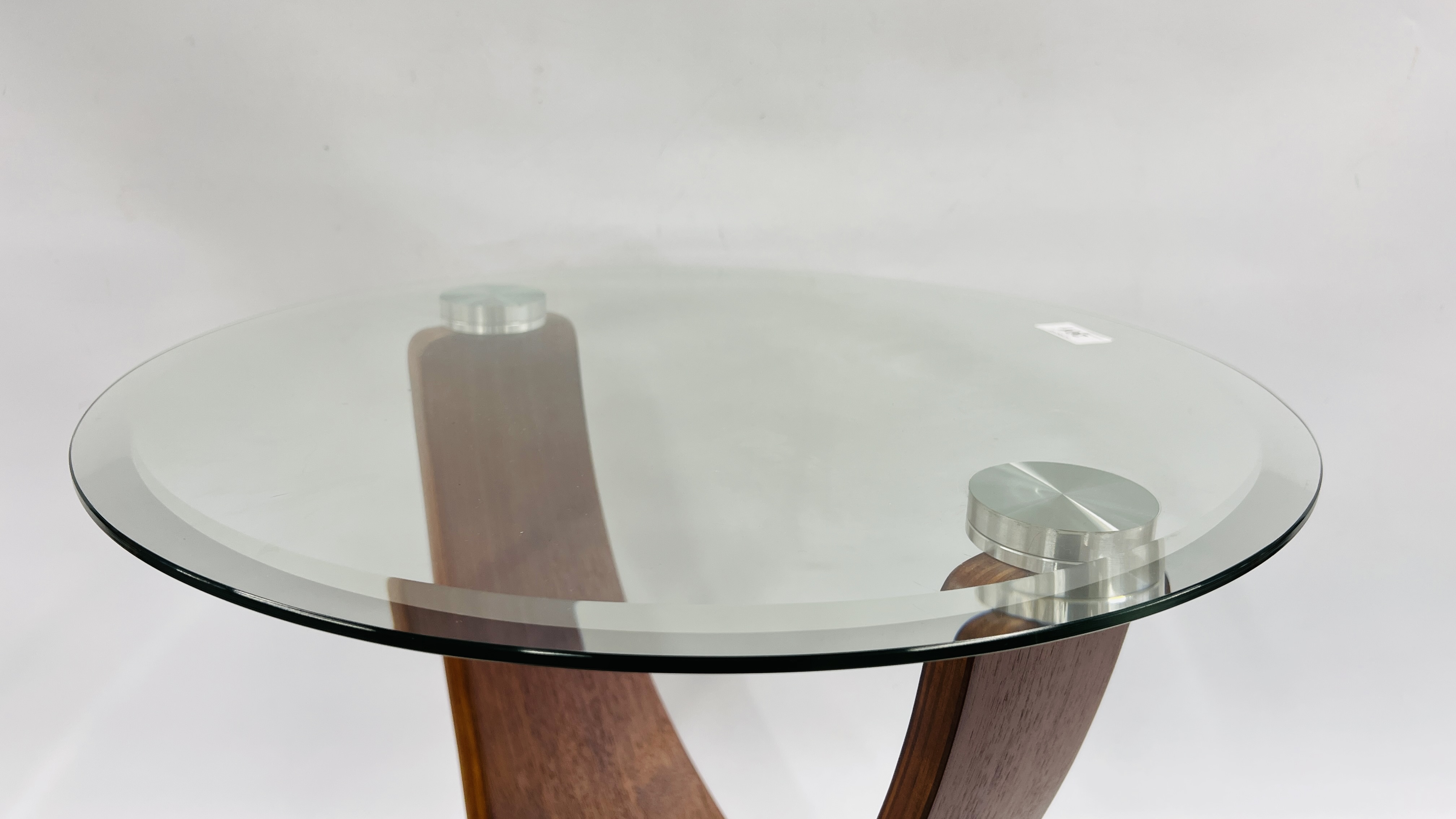 DESIGNER MID CENTURY OCCASIONAL TABLE WITH CIRCULAR CLEAR GLASS TOP - Image 2 of 7