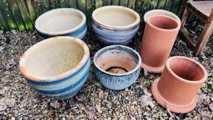 A GROUP OF FIVE LARGE GLAZED GARDEN PLANTERS (THE LARGEST 50CM. DIA.