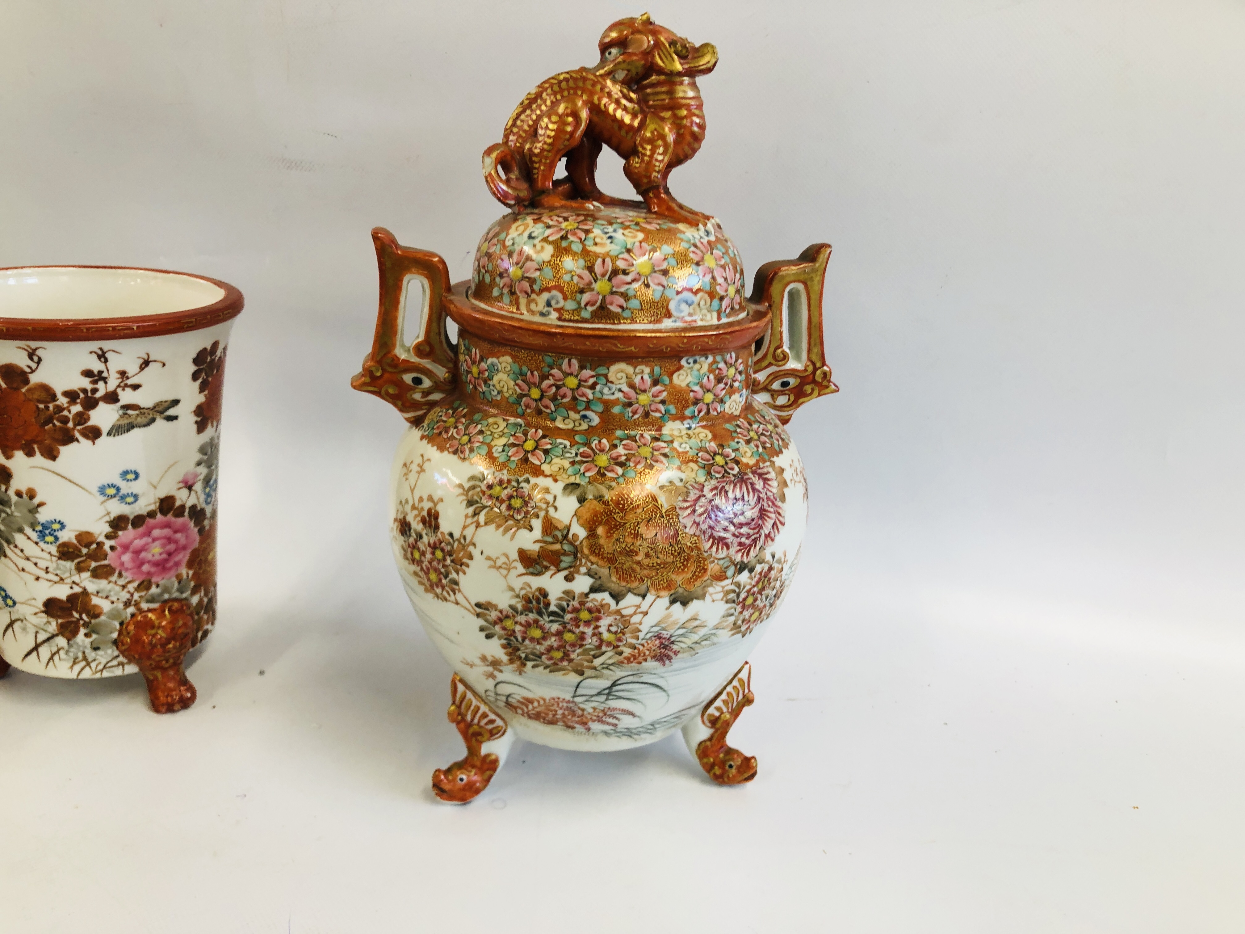 A GROUP OF ORIENTAL CERAMICS TO INCLUDE A TWO HANDLED LIDDED URN A/F, THREE JUGS AND A VASE, - Image 13 of 22